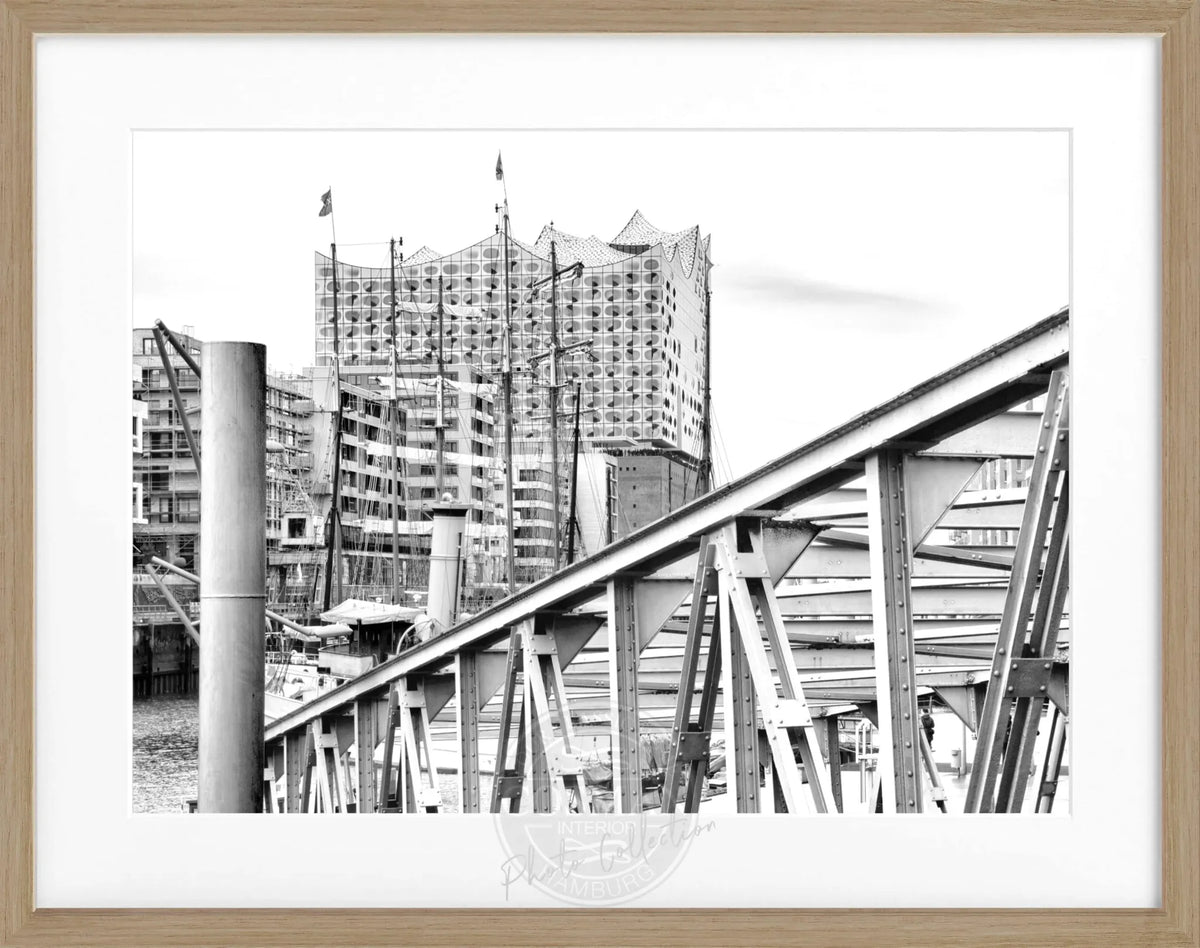 Schwarz-weißes Hamburg Hafen Poster mit Rahmen, zeigt die Elphi in der Cosman-Photocollection, Maße 31x25 cm.
