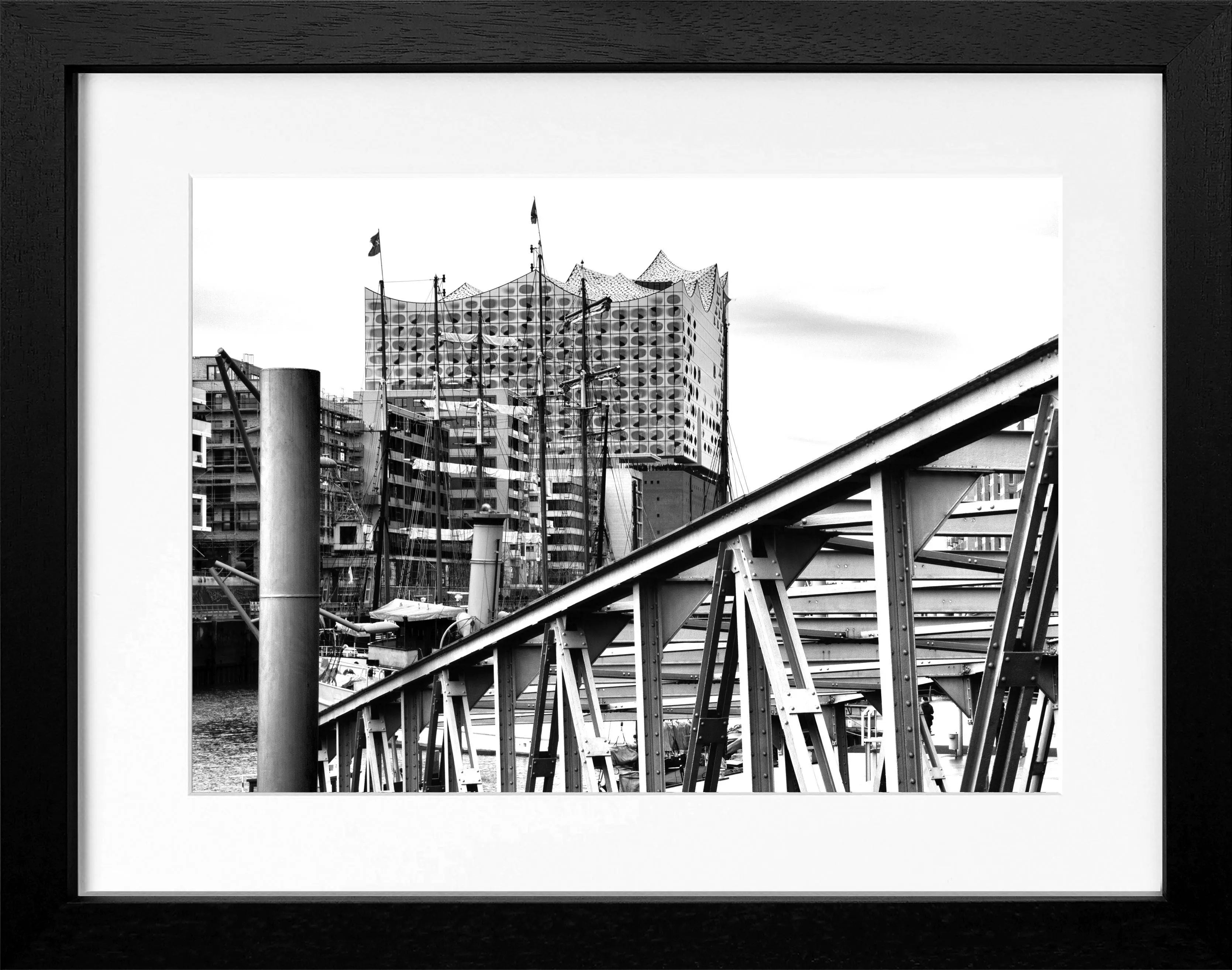 Schwarz-weißes Hamburg Hafen Poster mit Rahmen, zeigt die Elbphilharmonie und den Hamburger Hafen, von Cosman-Photocollection.