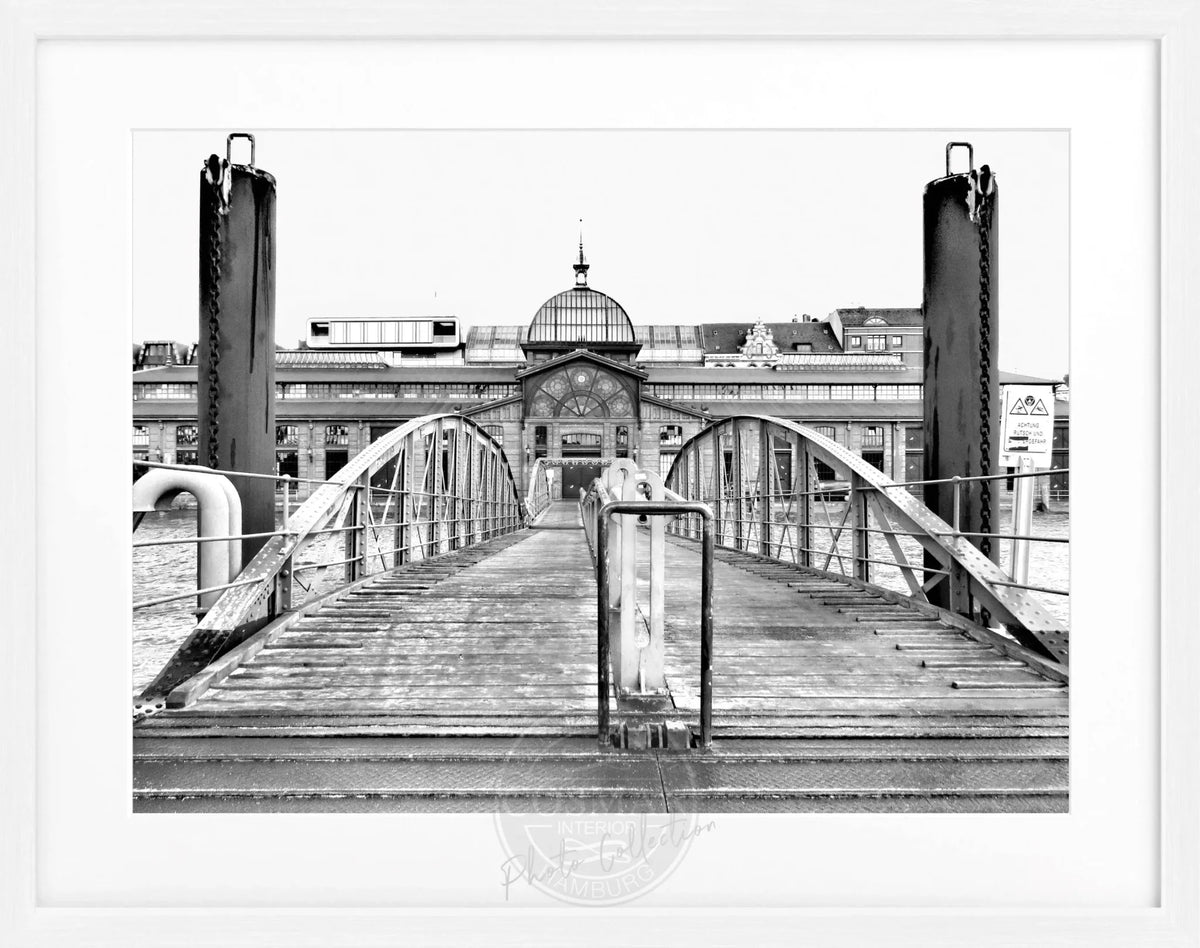 Schwarzes Poster mit Rahmen von Cosman-Photocollection, Hamburg Hafen Fischauktionshalle, 31x25 cm, maritime Stadtansicht