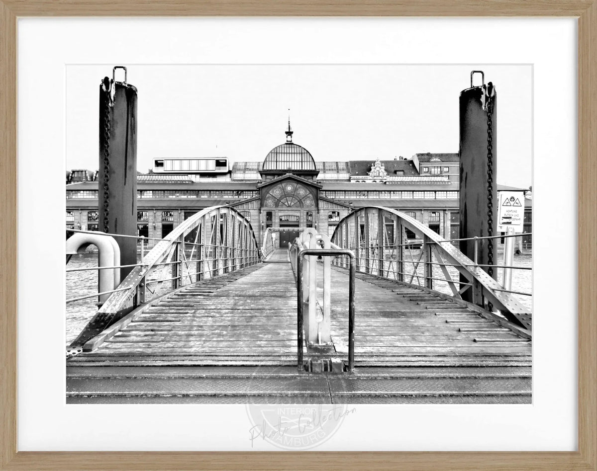 Schwarzweiß-Poster mit Rahmen, Hamburg Hafen Fischauktionshalle, Cosman-Photocollection, 31x25 cm, maritimes Hafenbild