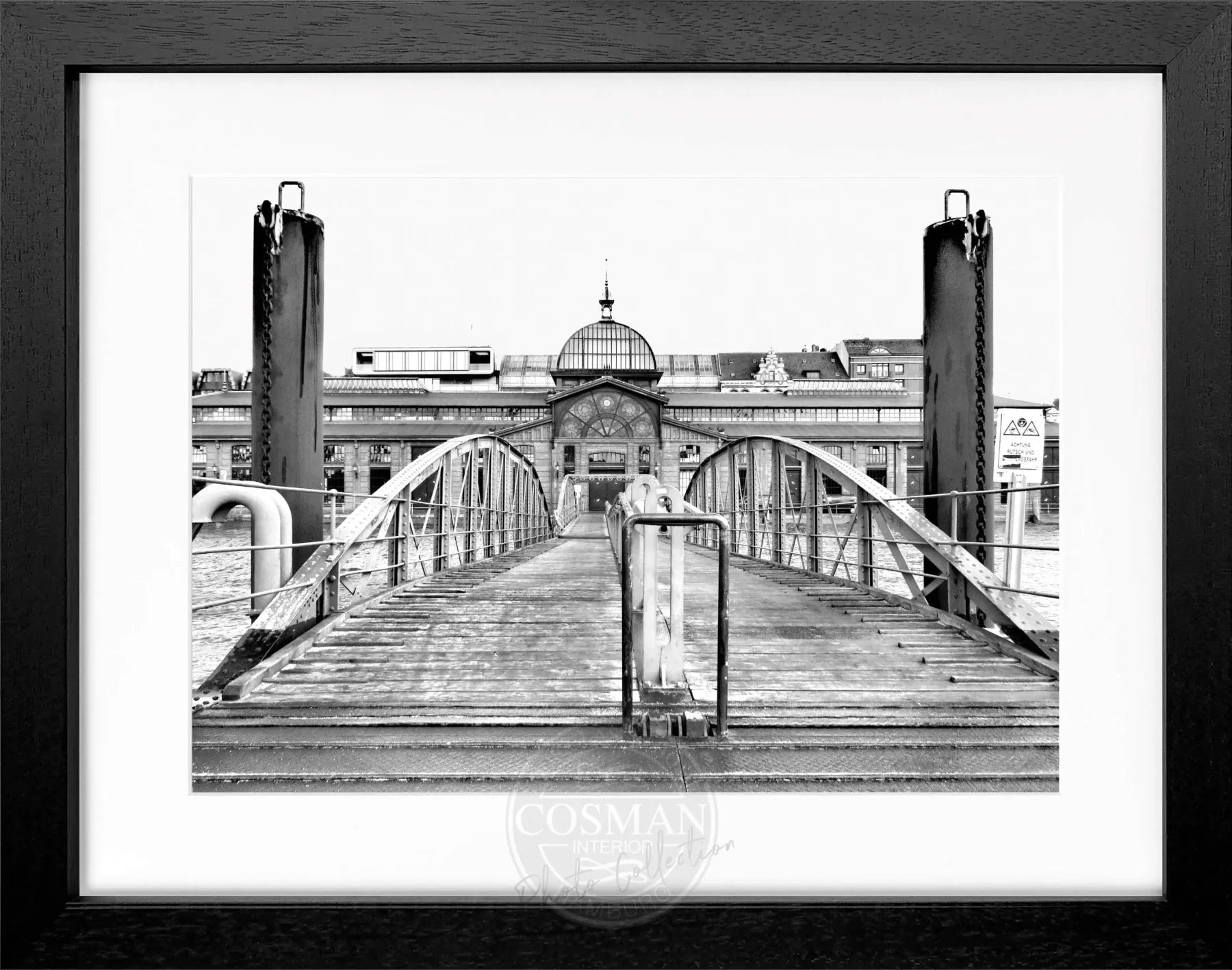 Hochwertiges Poster mit Rahmen von Cosman-Photocollection, zeigt Hamburg Hafen mit Fischauktionshalle, 31x25 cm, schwarz gerahmt