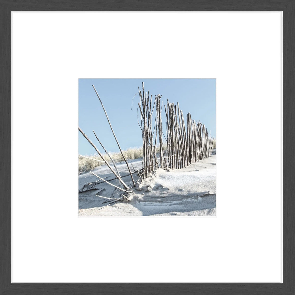 Schwarz-weiß Poster mit Rahmen ‚Beach‘ von Cosman-Photocollection, Sylt Motiv, 43x43cm, moderner Objektrahmen