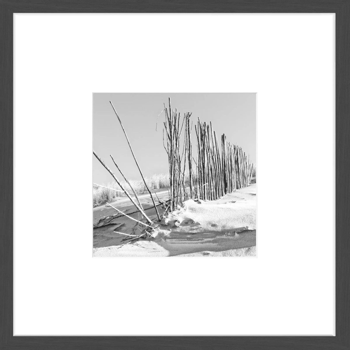 Schwarz-weiß Poster mit Rahmen ’Beach’ Sylt von Cosman-Photocollection, 43x43cm, dekoratives Meeresmotiv in mattem Schwarz.