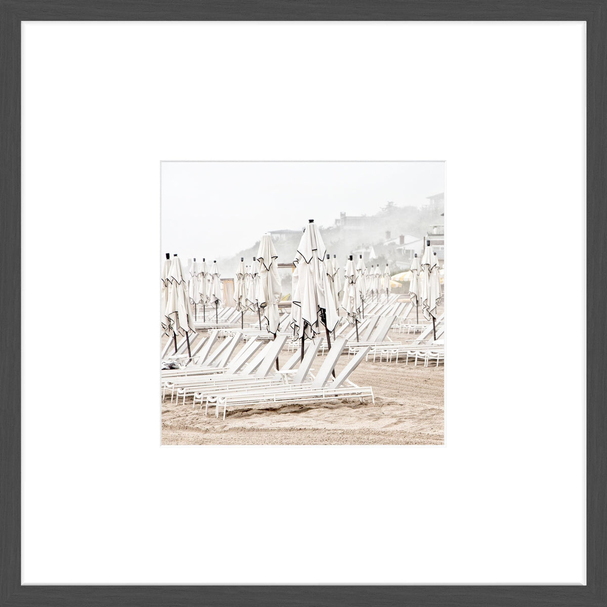 Schwarz-weiß Poster mit Rahmen von Cosman-Photocollection, Hamptons Long Island Strand, 43x43cm, stilvoller Objektrahmen