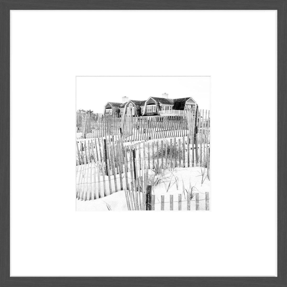 Schwarz-weißes Poster mit Rahmen, Hamptons Long Island Beach House Motiv, 43x43cm, von Cosman-Photocollection