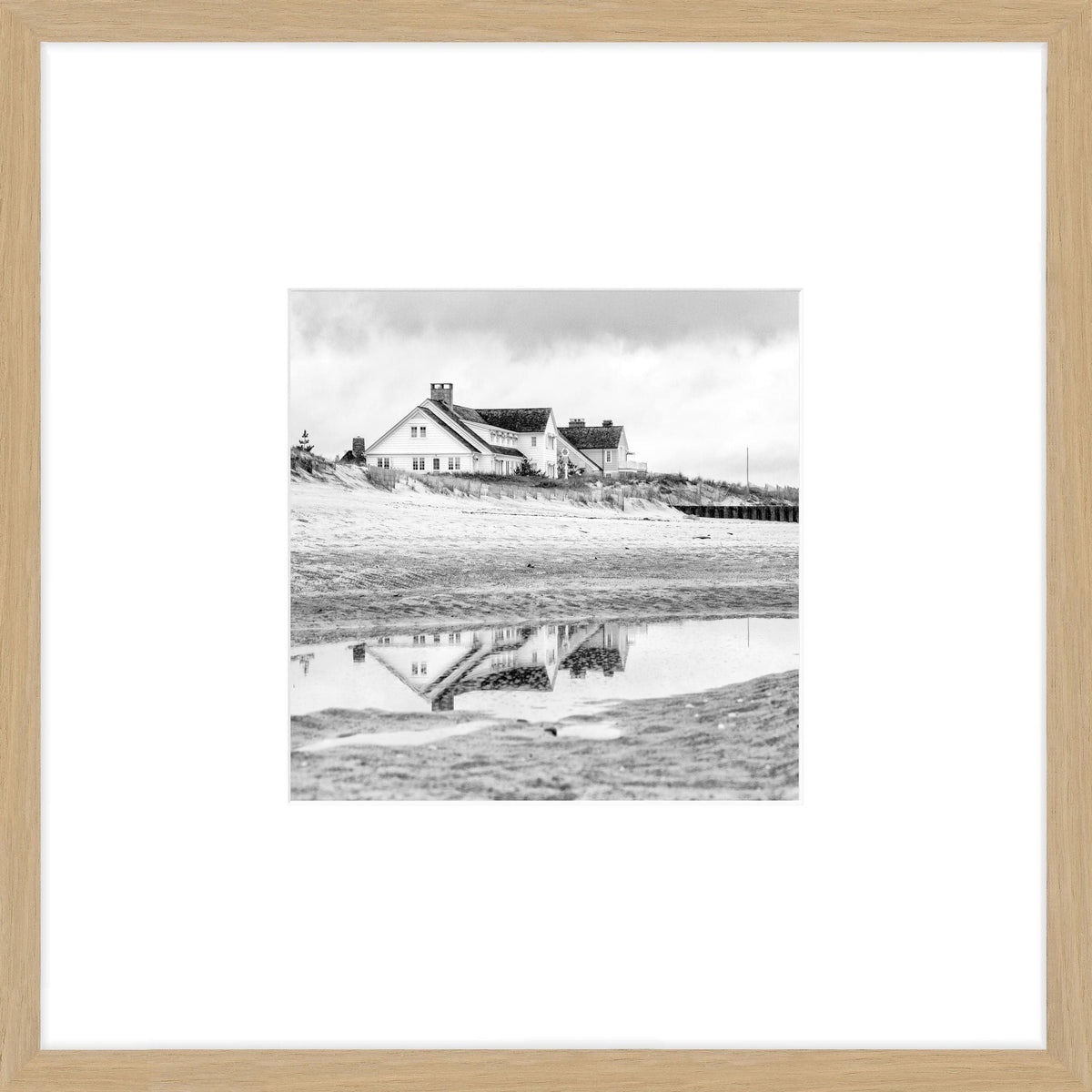 Schwarz-weiß Poster von Hamptons Long Island mit Objektrahmen, 43x43cm, von Cosman-Photocollection, zeigt Strandhaus-Szene