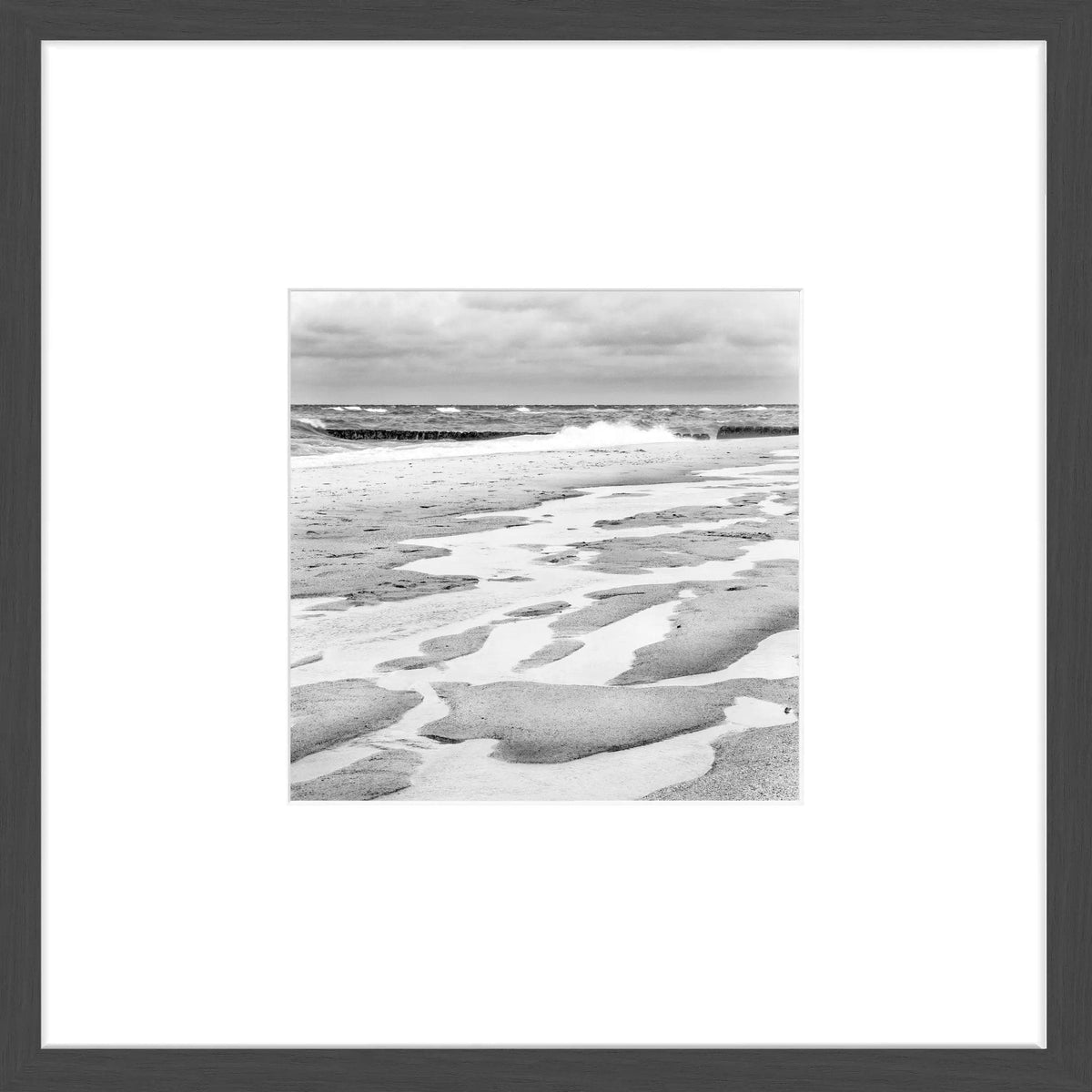 Schwarz-weiß Poster mit Rahmen 'Strand' Sylt, 43x43cm, von Cosman-Photocollection, zeigt eine Strandlandschaft.