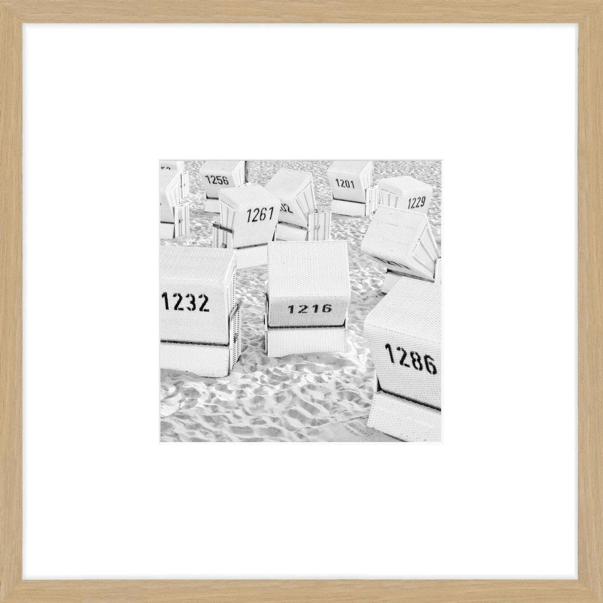 Schwarz-weiß Poster mit Rahmen, zeigt Strandkörbe auf Sylt, 43x43cm, von Cosman-Photocollection, stilvolle Wanddekoration