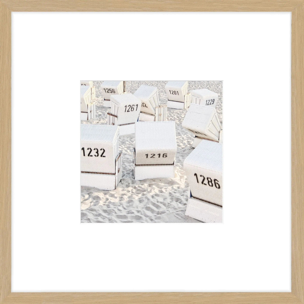 Schwarz-weiß Poster mit Rahmen von Strandkörben auf Sylt, 43x43cm, von Cosman-Photocollection, Wanddekoration im Objektrahmen