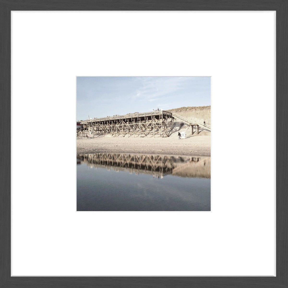 Schwarz-weißer Poster mit Rahmen von Cosman-Photocollection, Strand Kampen auf Sylt, 43x43cm, stilvoller Objektrahmen