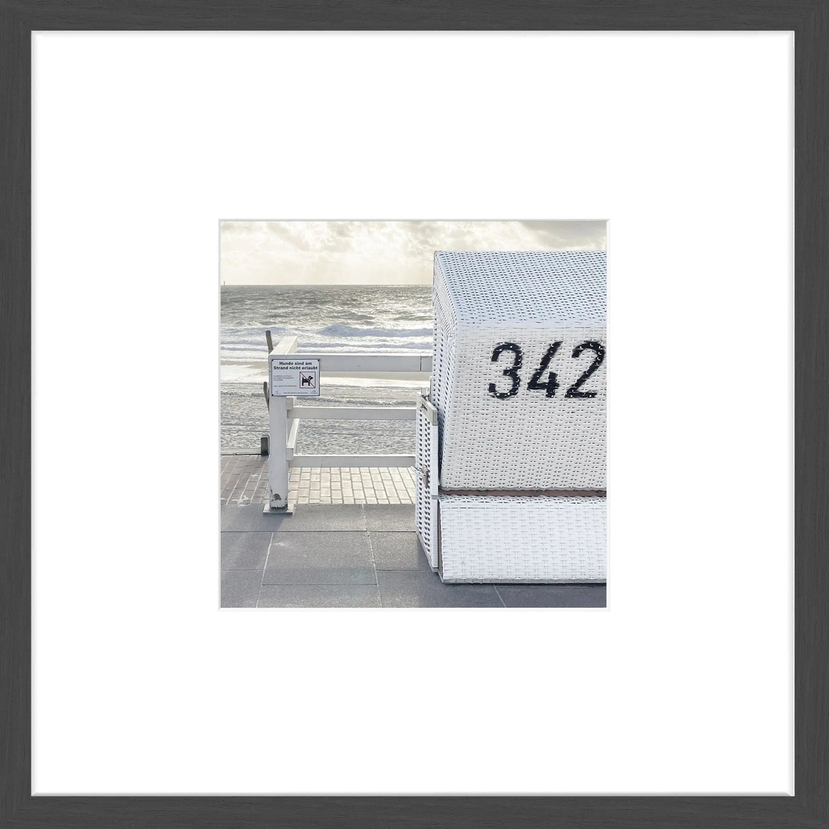 Schwarz-weiß Poster mit Rahmen, zeigt einen Strandkorb am Westerländer Strand auf Sylt, von Cosman-Photocollection, 43x43cm.