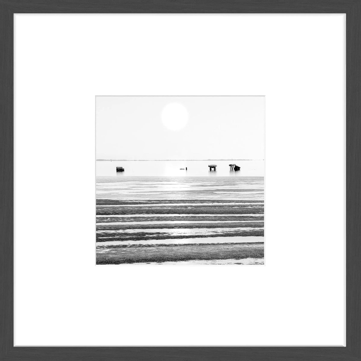 Schwarz-weiß Poster mit Rahmen „Wattenmeer“ Sylt, 43x43cm, von Cosman-Photocollection, zeigt Küstenlandschaft in matte Optik