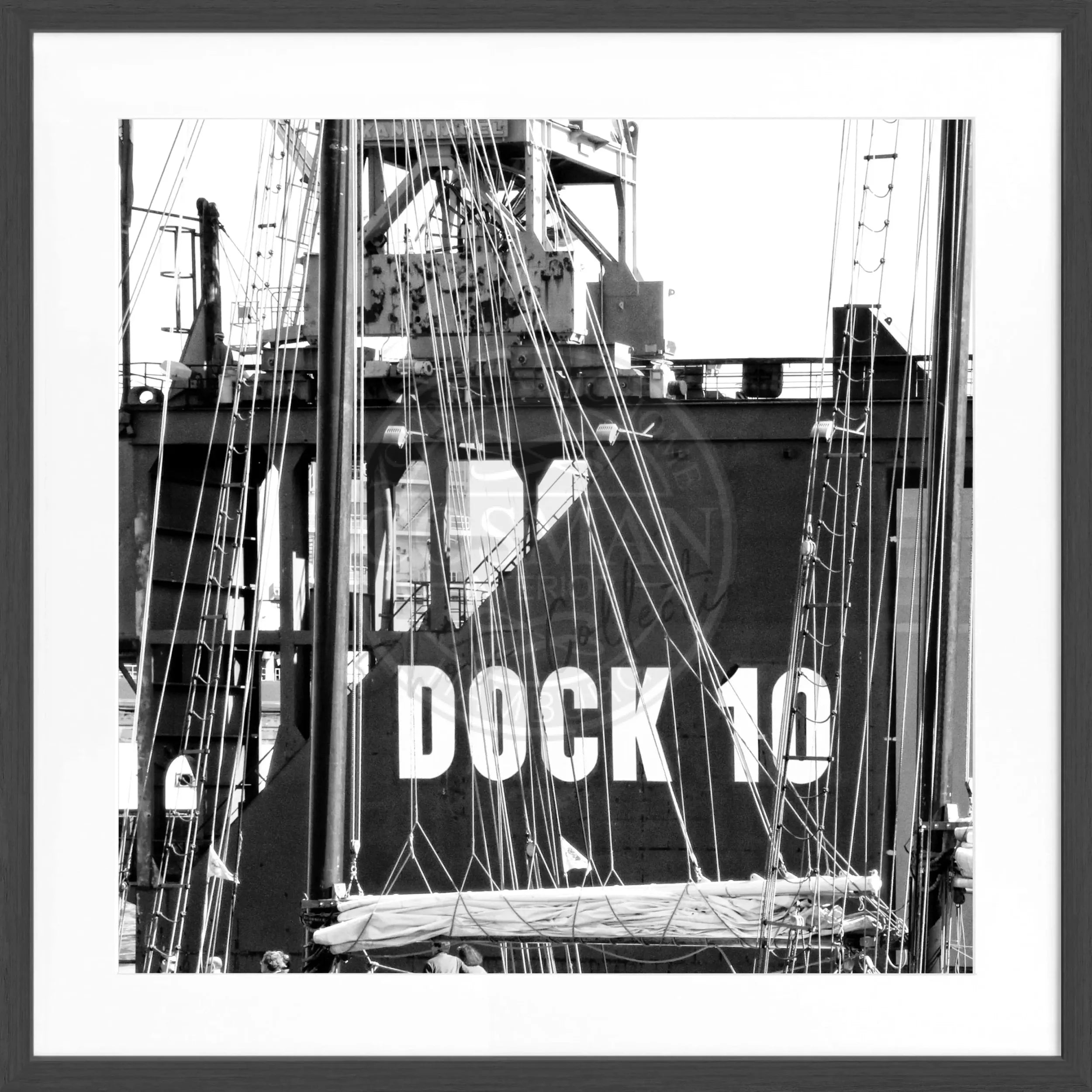 Schwarz-weiß Poster mit Rahmen, Hamburg Hafen Dock 10, von Cosman-Photocollection, quadratisch 55x55cm, maritime Stadtansicht