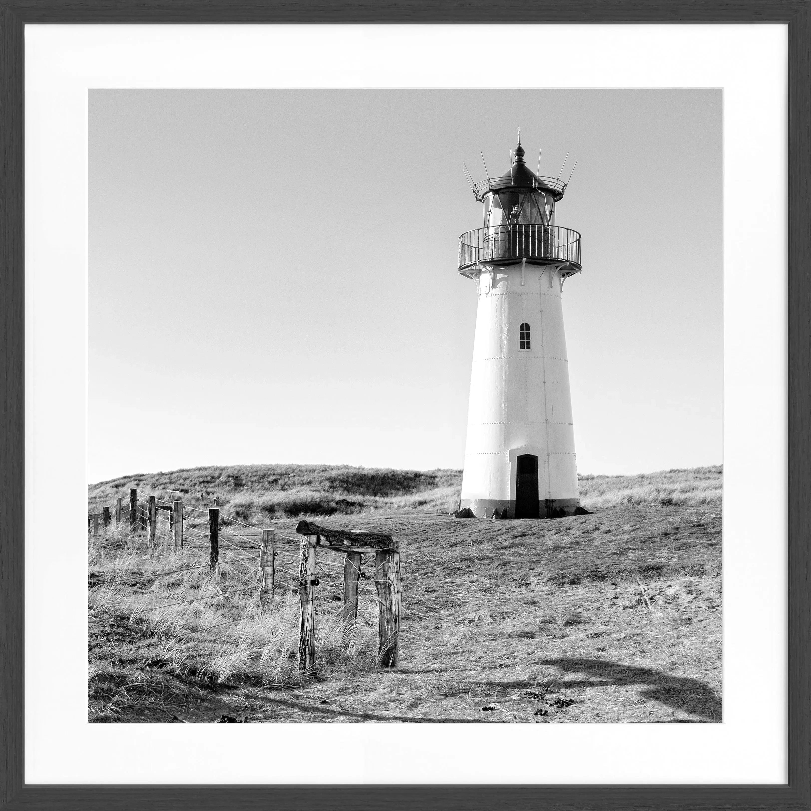 Schwarz-weiß Poster mit Rahmen von Cosman-Photocollection, Leuchtturm List West auf Sylt, quadratisches Format 55x55 cm.