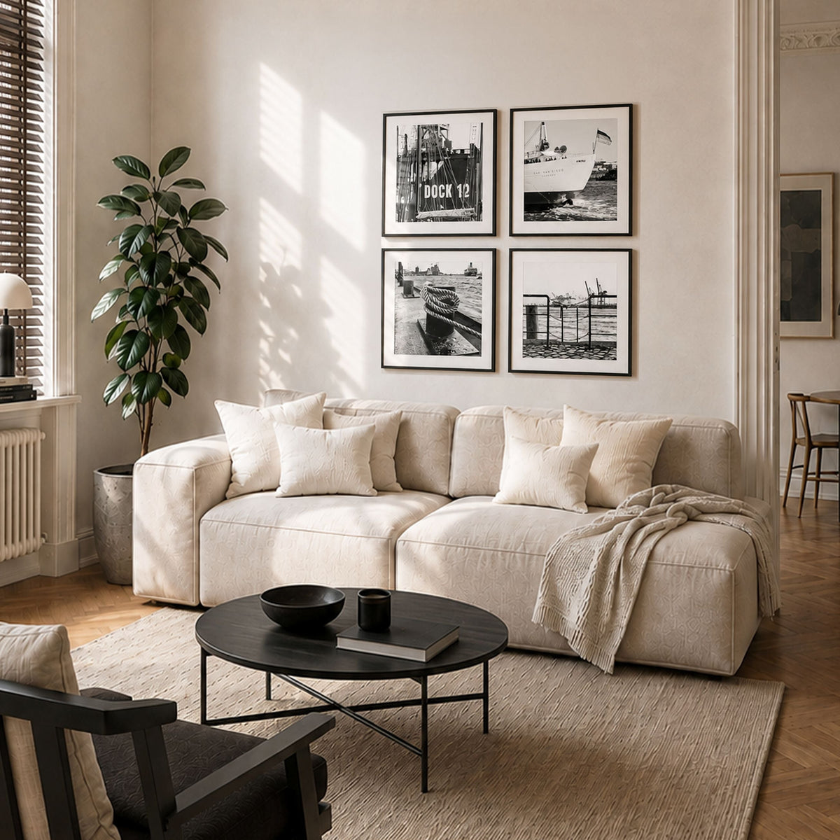 Hamburg Hafen Bilderwand als 4er-Set mit gerahmten Schwarz-Weiß-Fotografien im Wohnraum, jeweils 55 × 55 cm