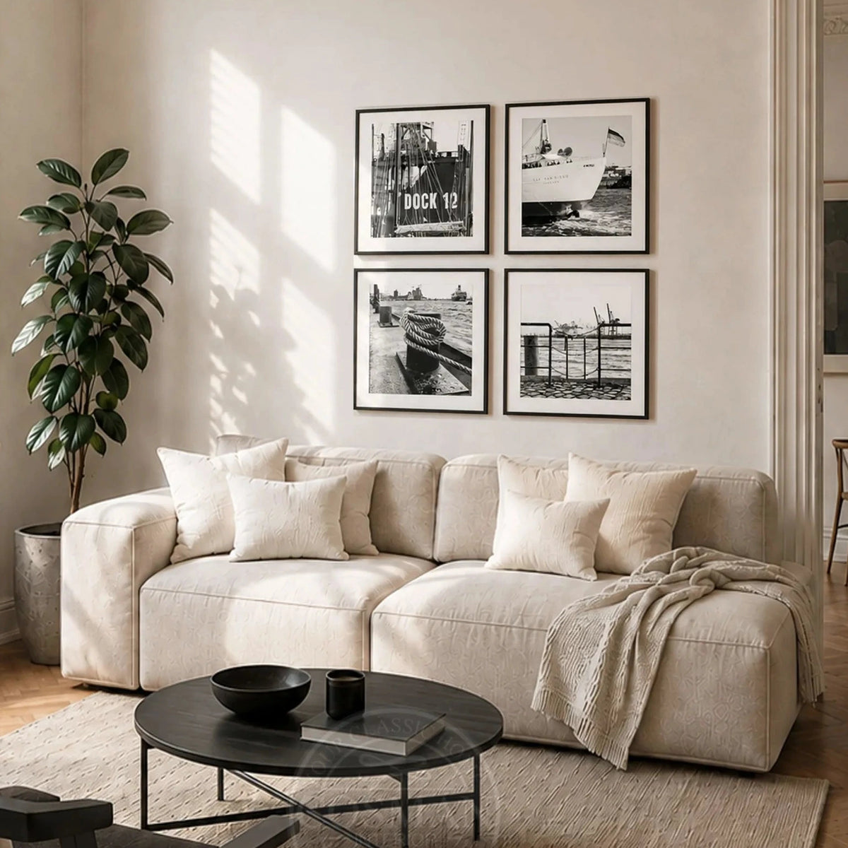 Hamburg Hafen Bilderwand als 4er-Set mit gerahmten Schwarz-Weiß-Fotografien im Wohnraum, jeweils 55 × 55 cm