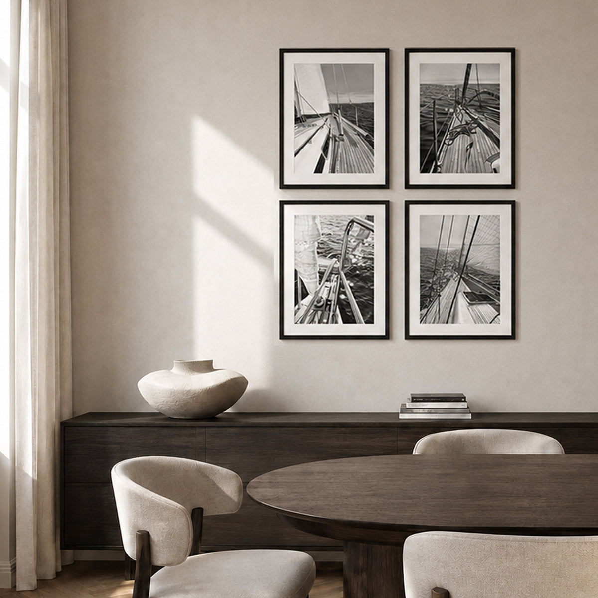 Sailing Bilderwand als 4er-Set mit vier gerahmten Segelmotiven im Wohnraum, Format L