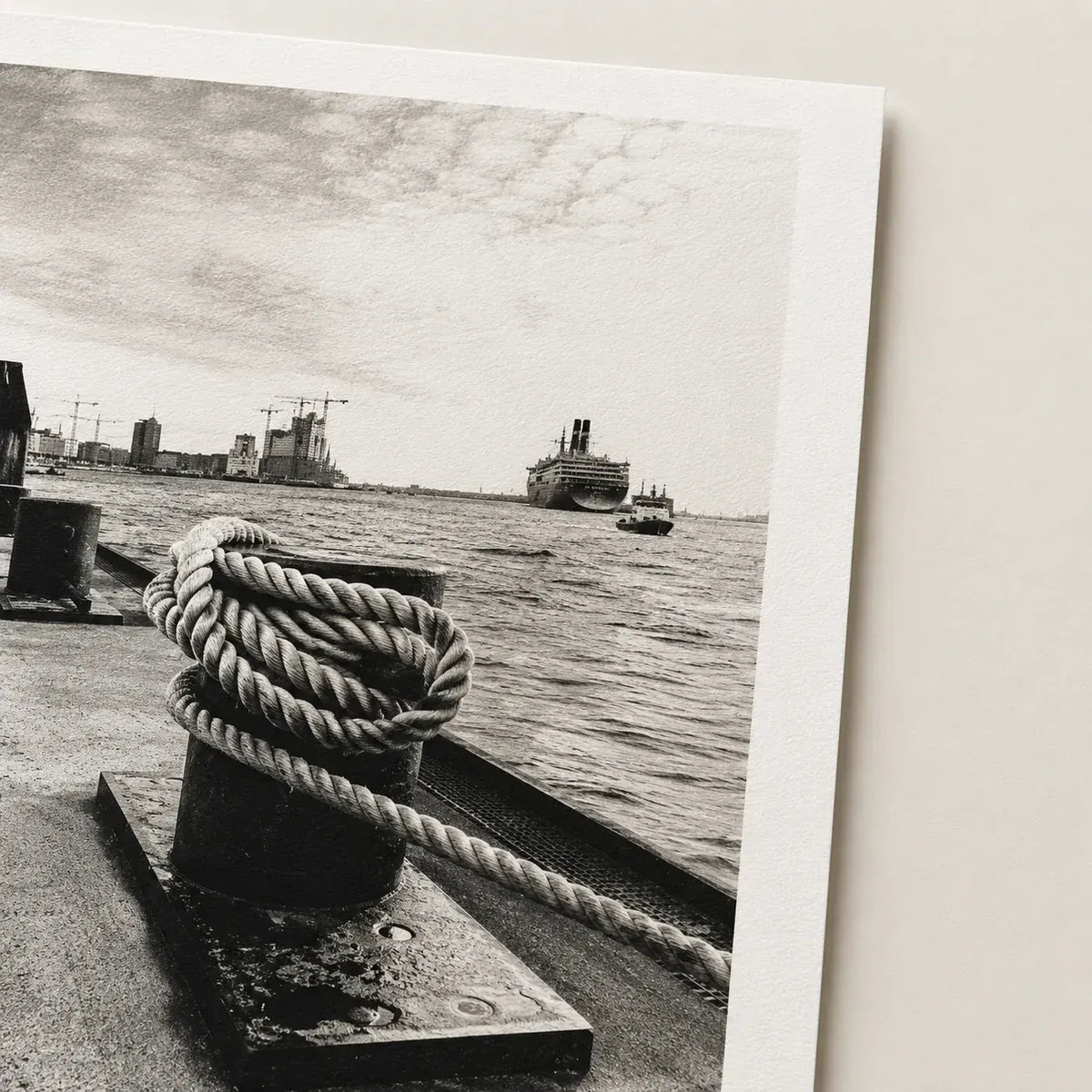 Fine-Art-Print auf strukturiertem Papier, Detailansicht mit Beispielmotiv Hamburg Hafen HH02