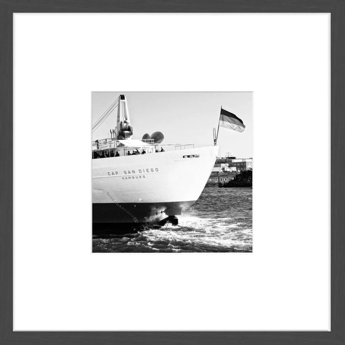 Schwarzer matt Objektrahmen mit Hamburg-Poster „Cap San Diego“ von Cosman-Photocollection, 43x43cm, im Bild sichtbar.