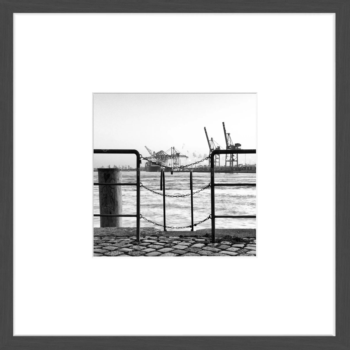 Schwarz matt gerahgtes Hamburg Hafen Poster von Cosman-Photocollection, 43x43cm, detailreiche Hafenansicht in Rahmen.