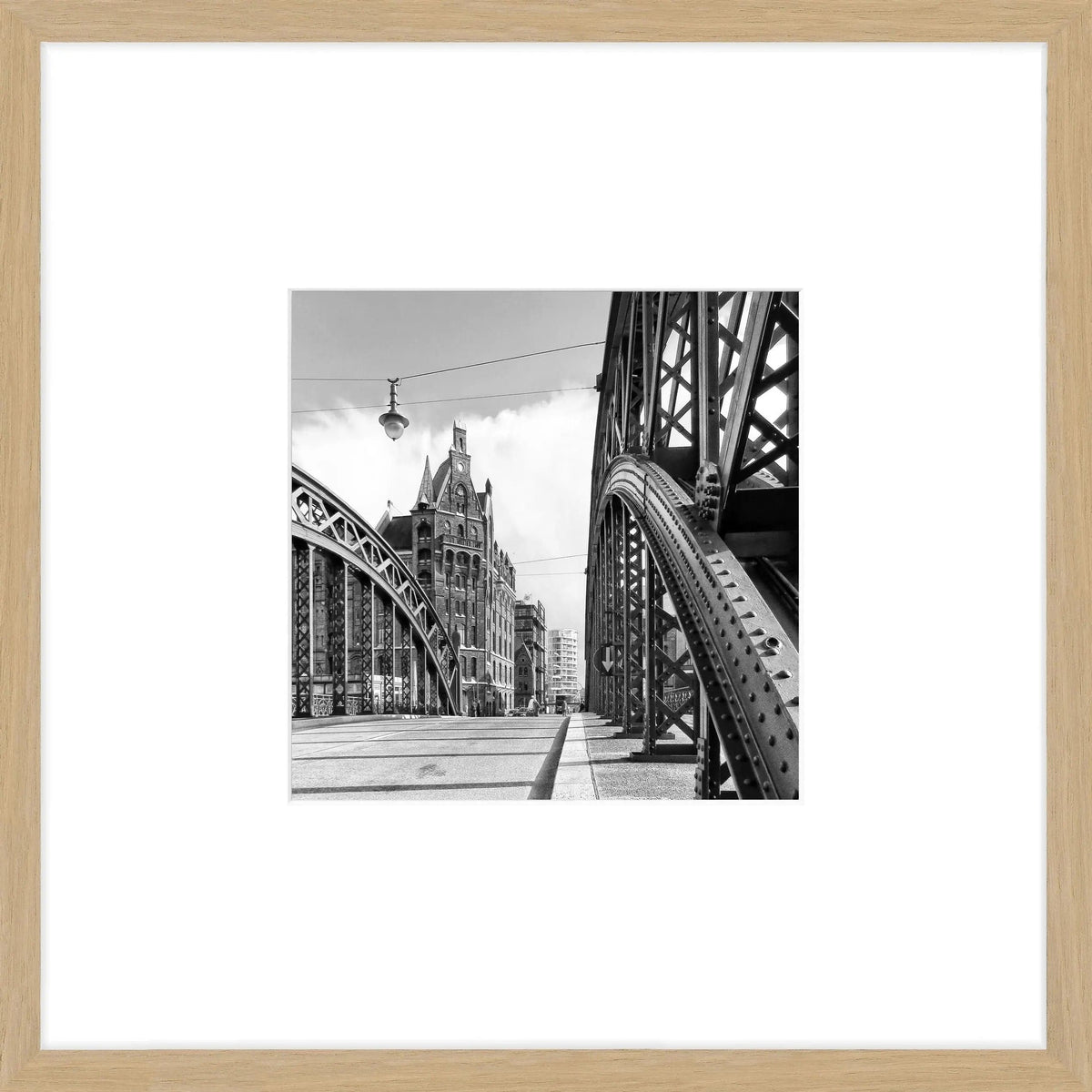 Hafencity Hamburg Poster mit Natur Eichenrahmen, 43x43cm, von Cosman-Photocollection, zeigt Hafenansicht in stilvollem Rahmen