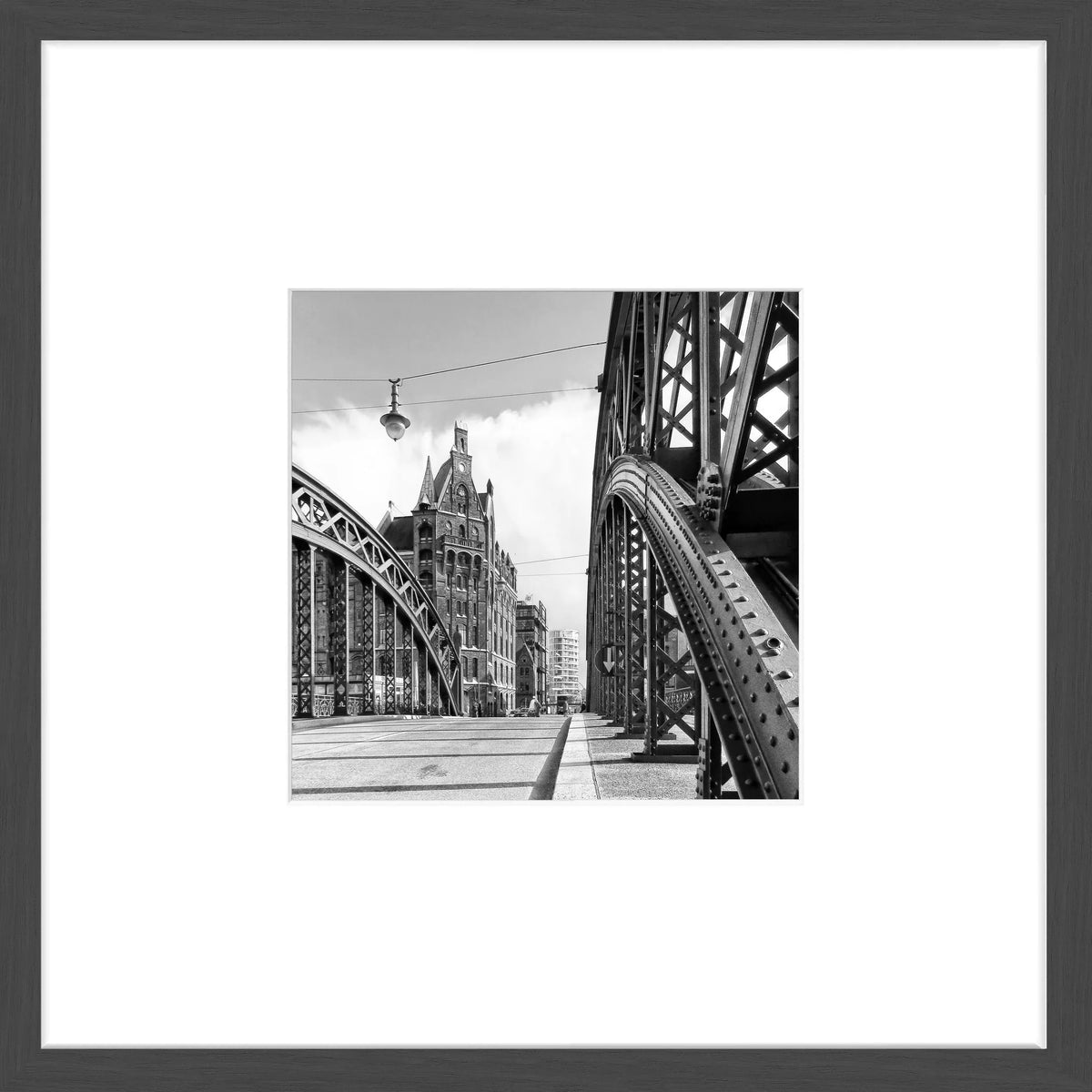 Hafencity Hamburg Poster mit schwarzem matt Rahmen, 43x43cm, von Cosman-Photocollection, urbanes Stadtbild in Schwarz.