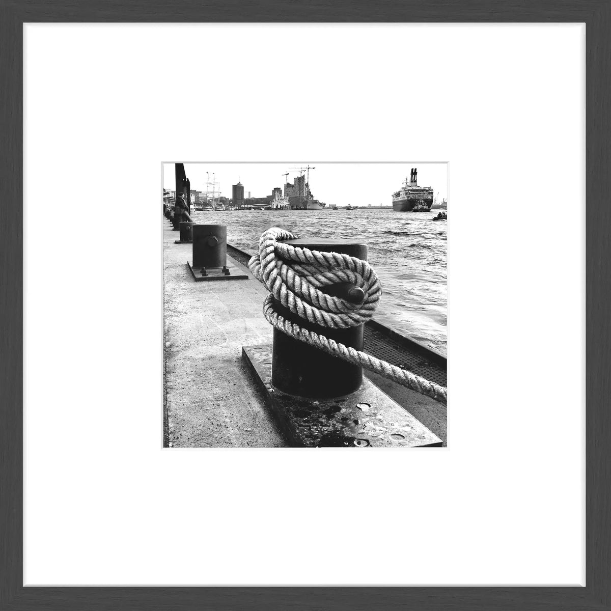 Schwarzes mattes Poster mit Rahmen Hamburg ’Poller’ HH07, 43x43cm, von Cosman-Photocollection, an Wand angebracht