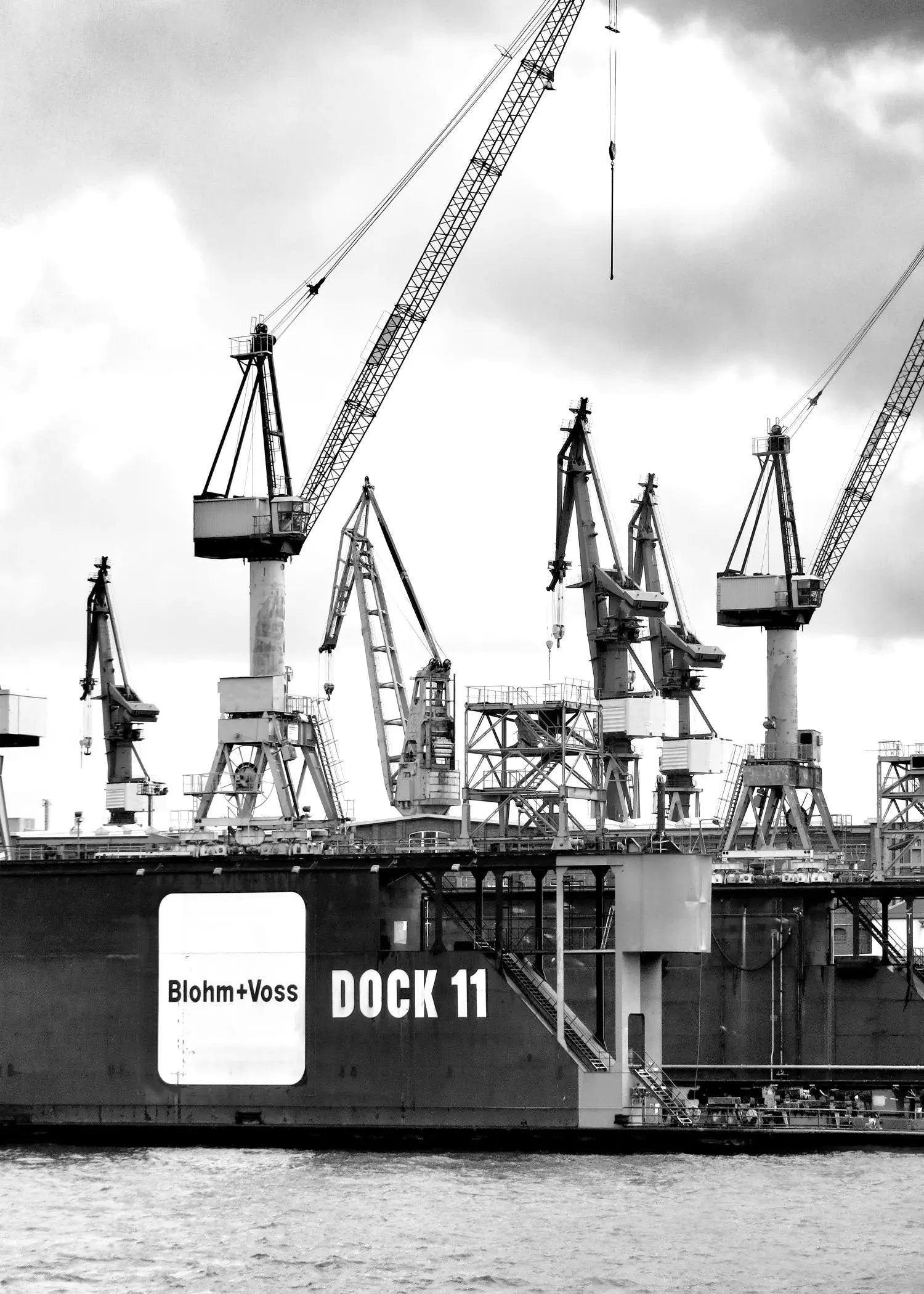 Hafen Hamburg Poster von Cosman-Photocollection, mit weißem Rand, Druck auf A4-Papier, zeigt Dock 11 im Hamburger Hafen