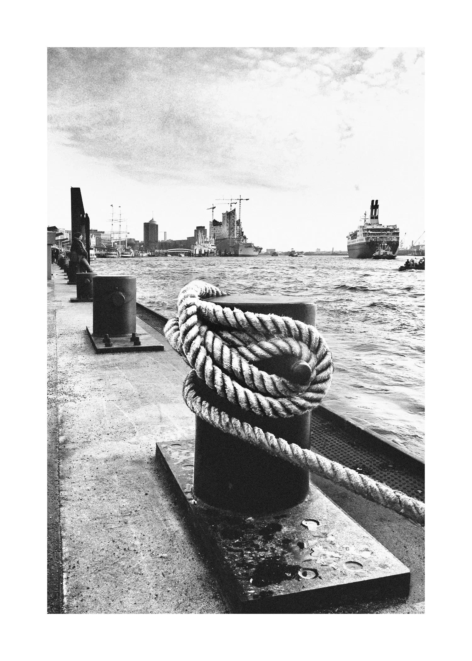 Hafen-Poster von Cosman-Photocollection, Hamburg Hafen mit Poller, Druck im weißen Rand, A4-Format, maritime Stadtansicht