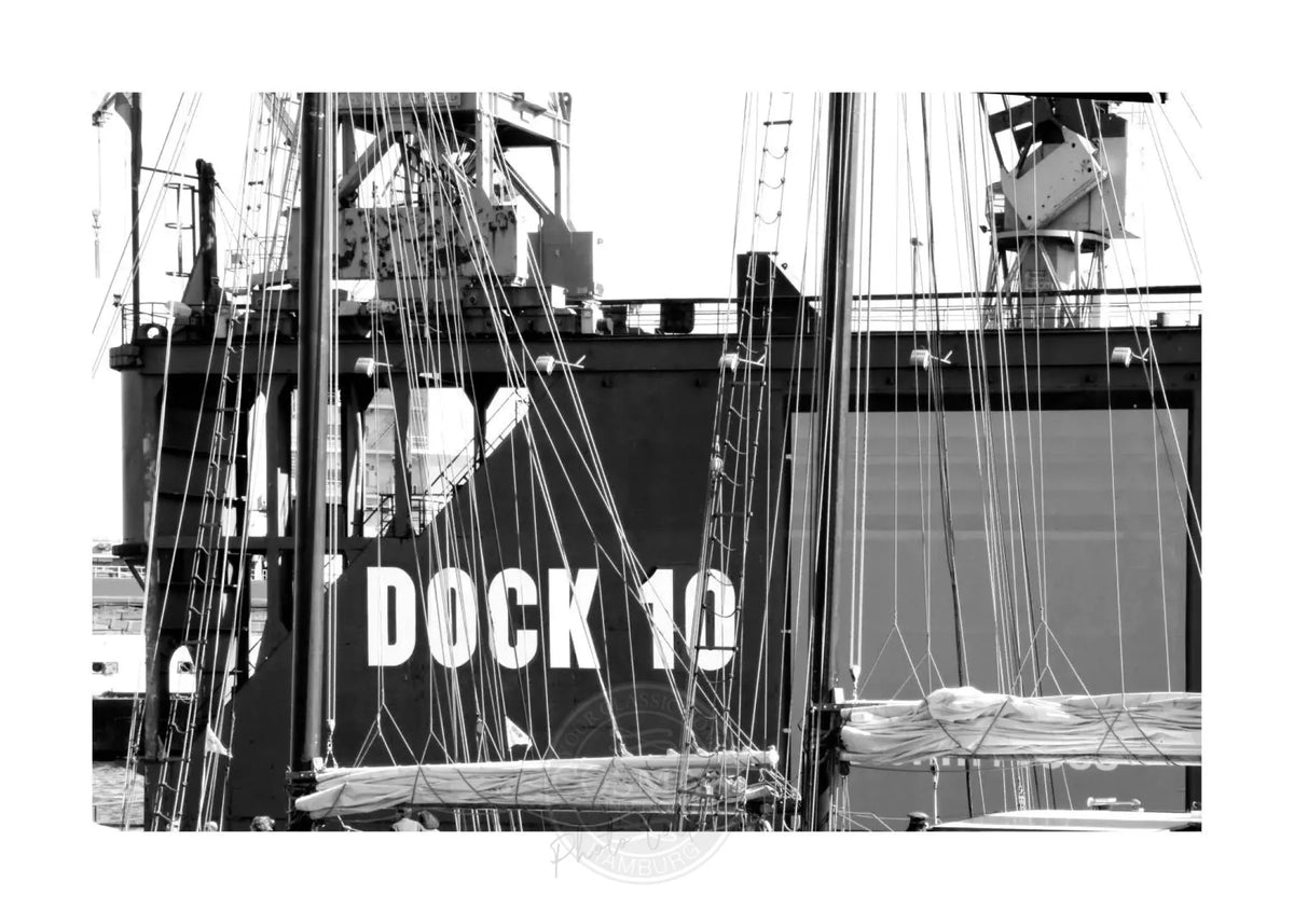 Hafen Hamburg Poster, Cosman-Photocollection, mit weißem Rand, Druck auf hochwertigem Papier, Dock 10 Motiv, 29,7x21cm (A4)