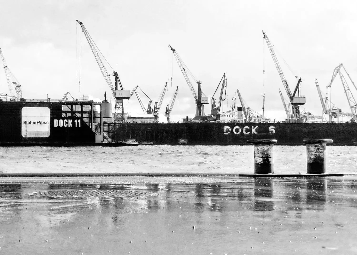 Hafen Hamburg Poster „Dock“ von Cosman-Photocollection, A4-Druck mit weißem Rand, zeigt den Hamburger Hafen und das Dock.