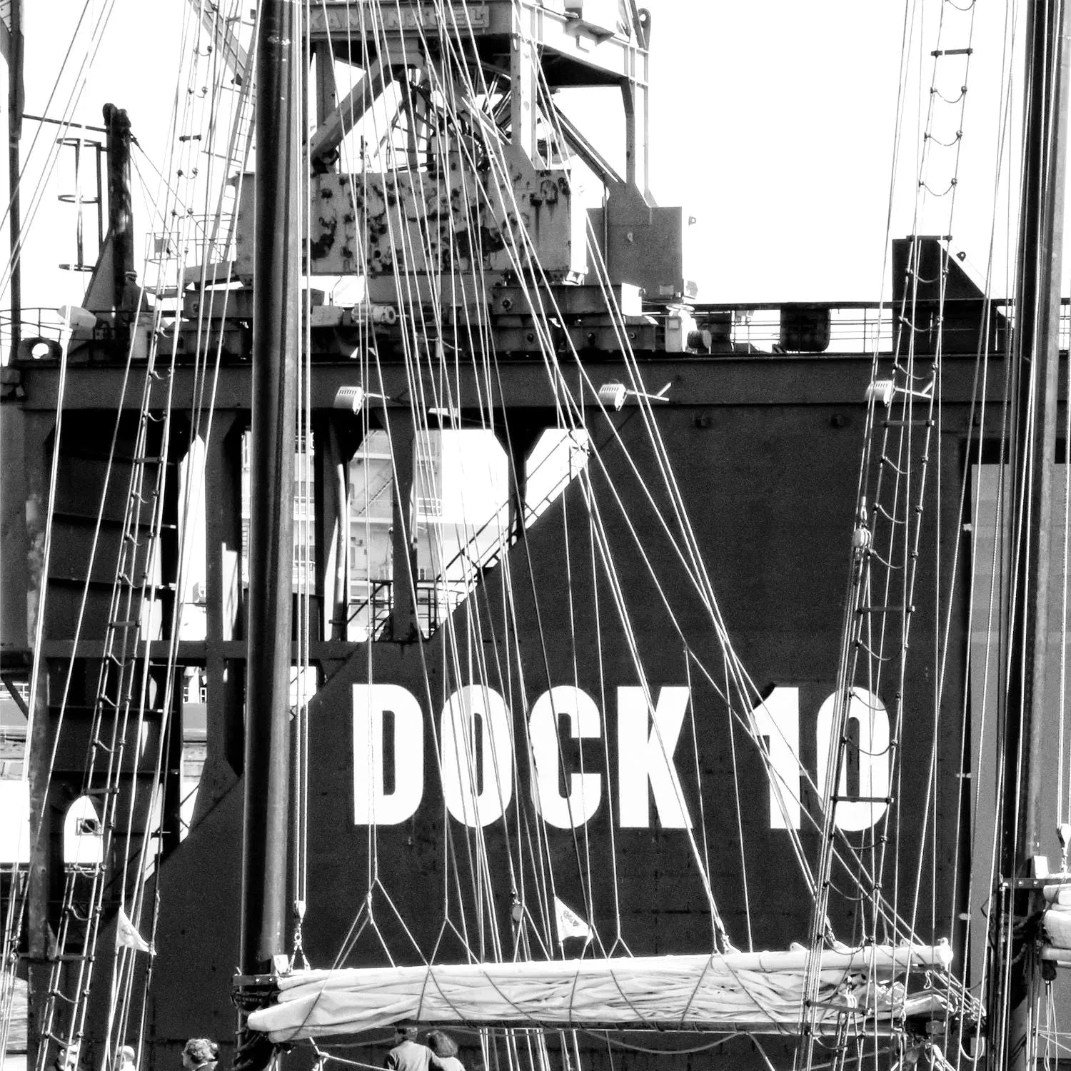 Hafen Hamburg Poster 'Dock 10' von Cosman-Photocollection, 40x40cm, mit weißem Rand, zeigt den Hamburger Hafen in lebendigen Farben