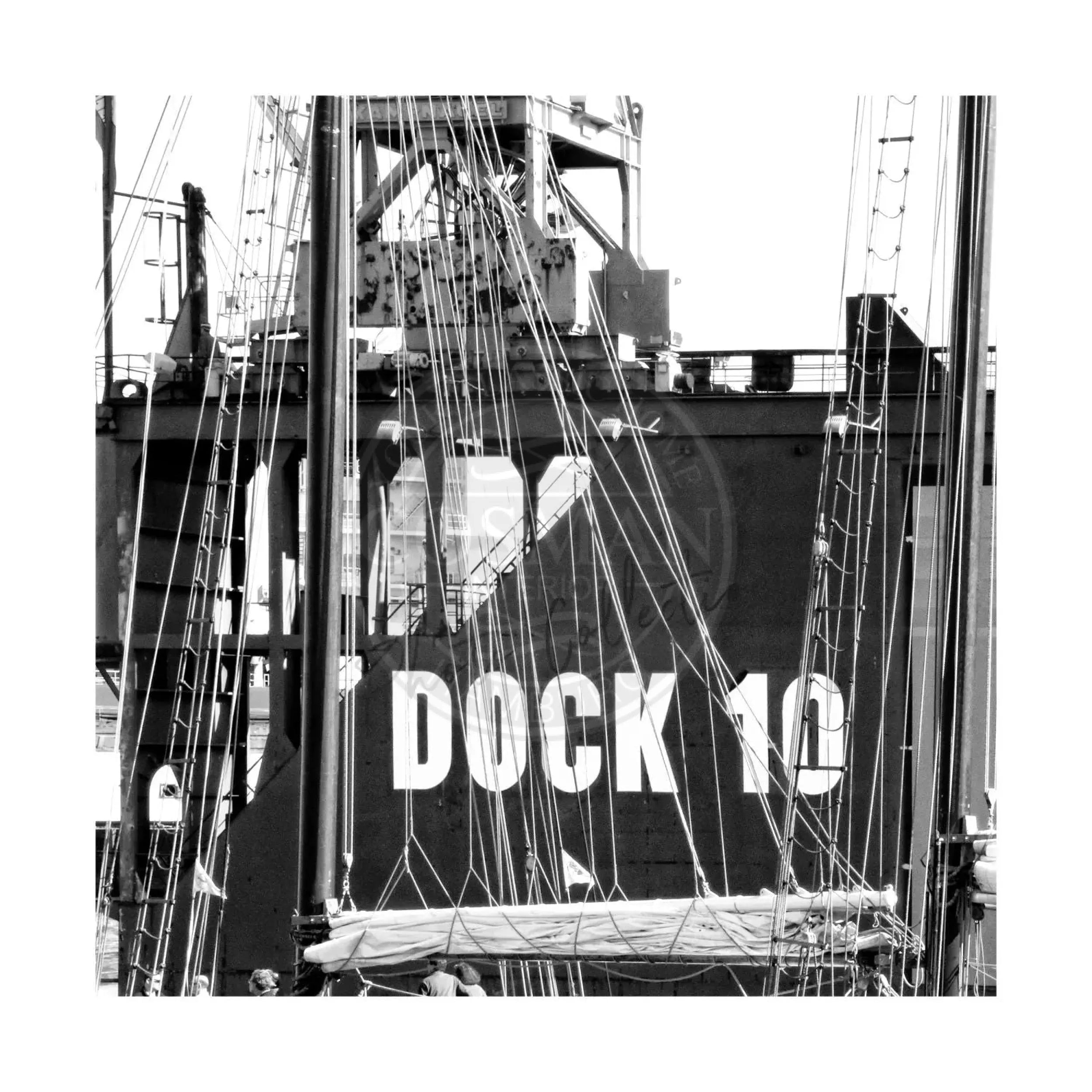 Hafen Hamburg Poster von Cosman-Photocollection, 40x40cm, mit weißem Rand, zeigt Dock 10 am Hamburger Hafen.