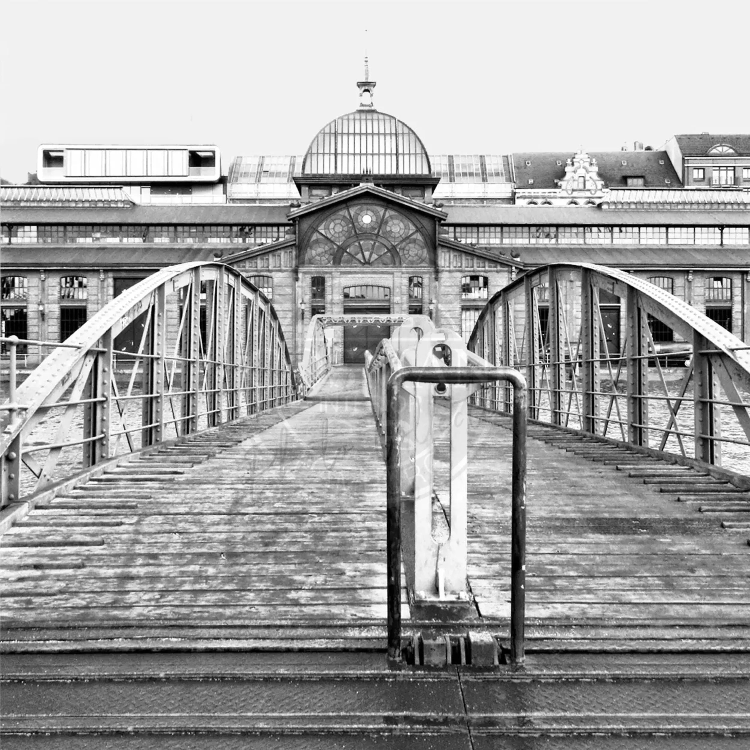 HAMBURG Hafen Poster von Cosman-Photocollection, Fischauktionshalle im Druck, 40x40 cm, mit weißem Rand, maritime Stadtansicht