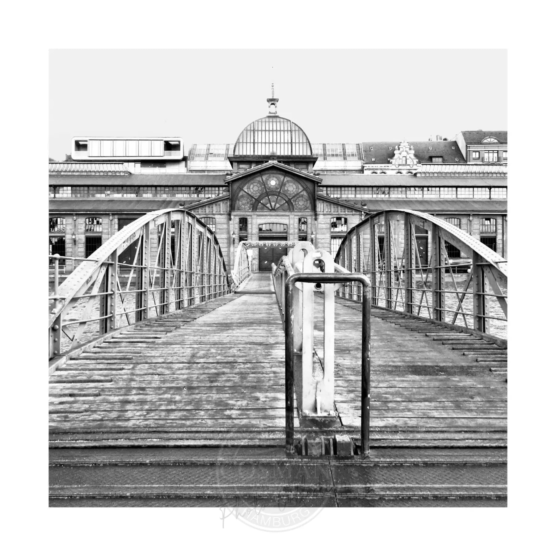 Hamburg Hafen Poster mit Fischauktionshalle, 40x40cm, von Cosman-Photocollection, mit weißem Rand, Wanddekoration