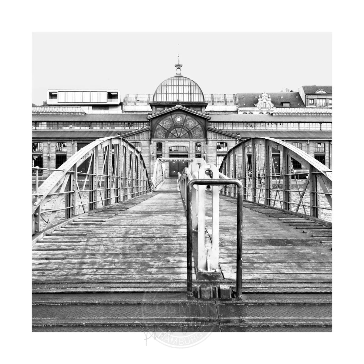 Hamburg Hafen Poster mit Fischauktionshalle, 40x40cm, von Cosman-Photocollection, mit weißem Rand, Wanddekoration
