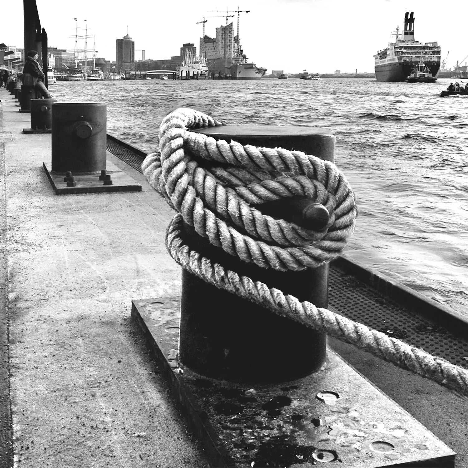 Poster von Hamburg Hafen mit Pollern, 40x40cm, von Cosman-Photocollection, weißer Rand, hochwertiger Druck