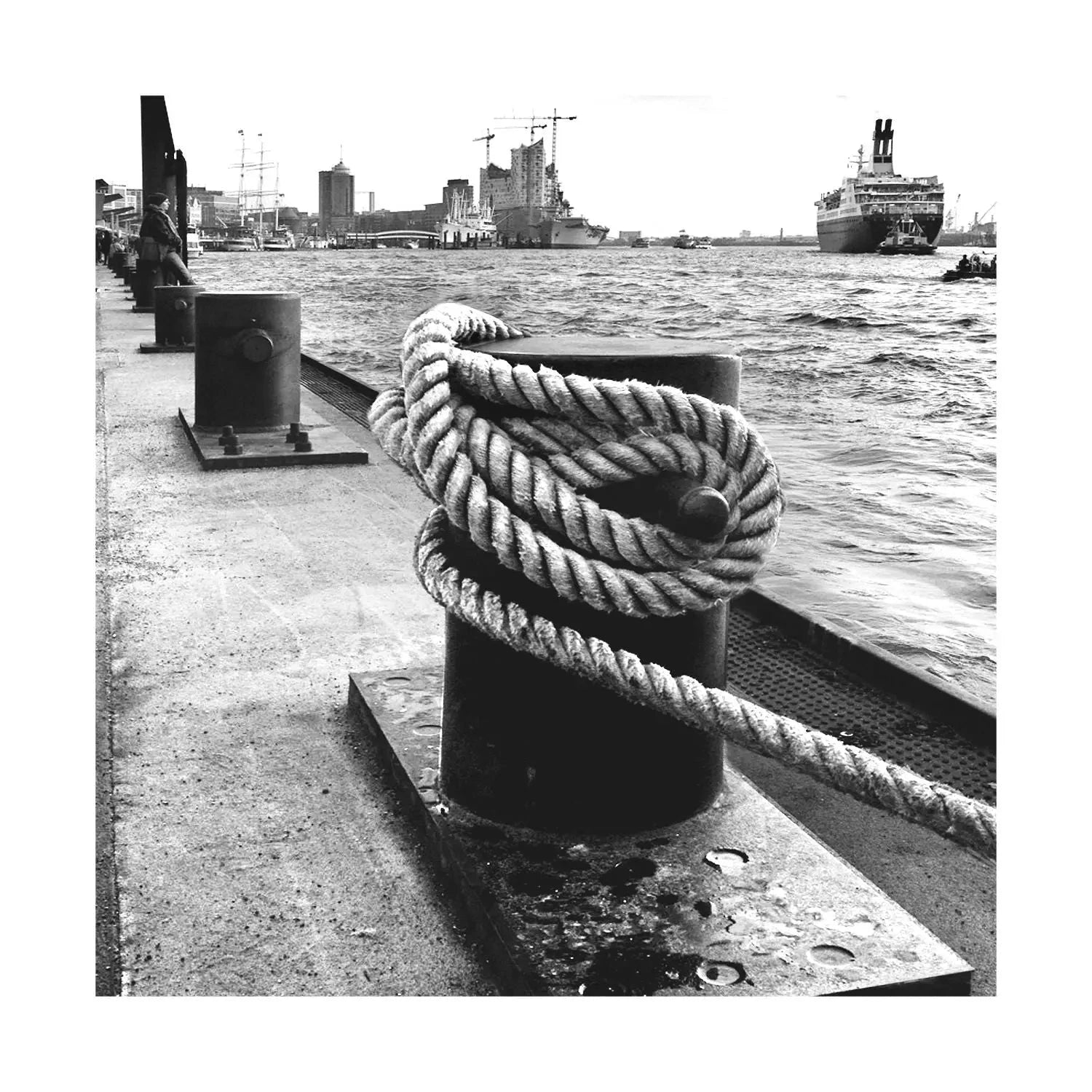 Hafen Hamburg Poster ‚Poller‘ HH07 von Cosman-Photocollection, 40x40cm, mit weißem Rand, Stadtansicht des Hafens.