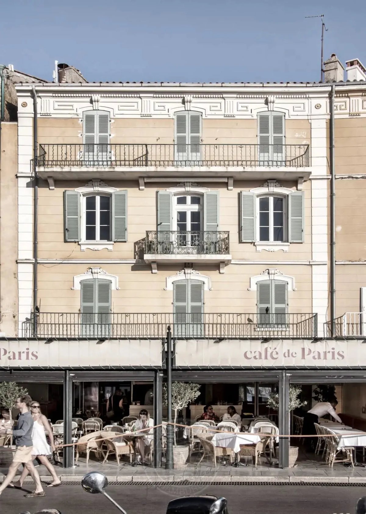 Schwarz-weiß Poster „Cafe de Paris“ Saint Tropez, A4 Größe, von Cosman-Photocollection, mit weißem Rand, kunstvoller Stadtbilddruck