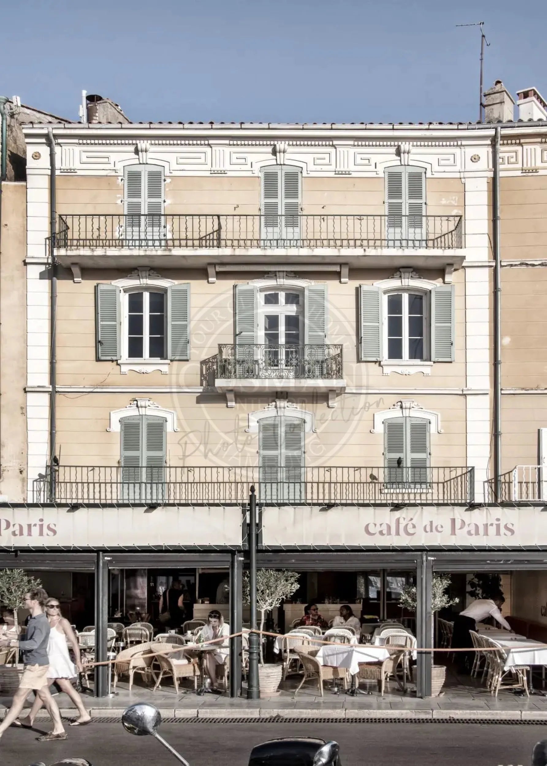 Schwarz-weiß Poster „Cafe de Paris“ Saint Tropez, A4 Größe, von Cosman-Photocollection, mit weißem Rand, kunstvoller Stadtbilddruck