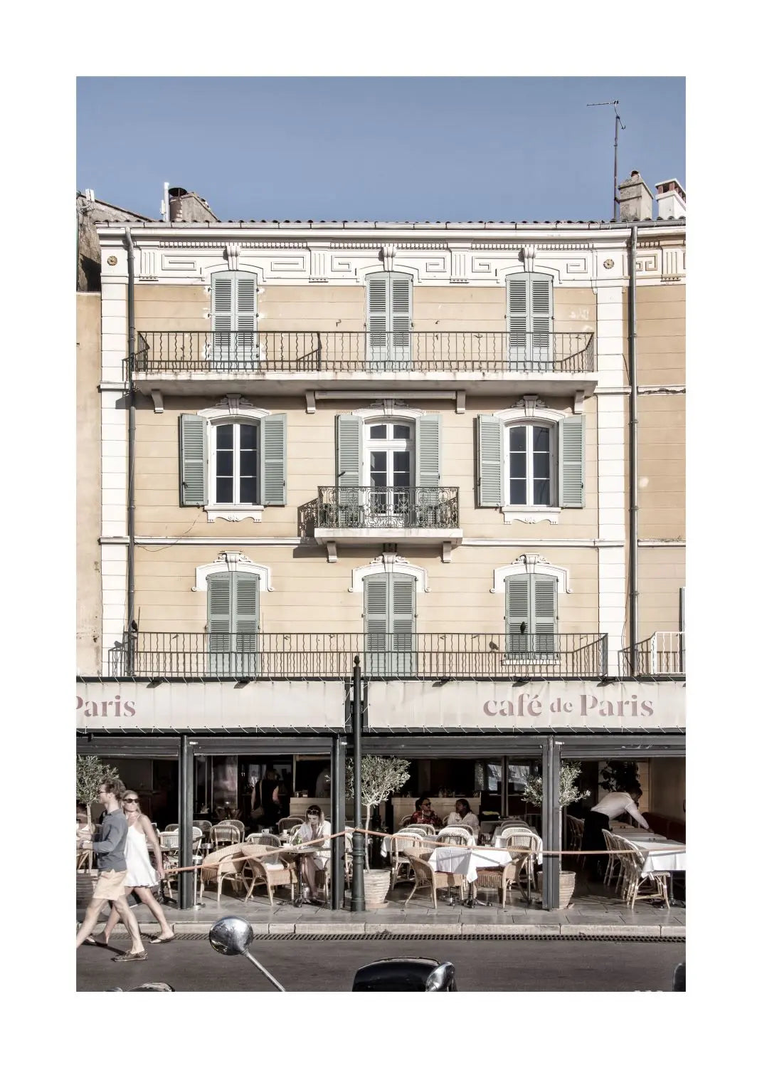 Schwarz-weiß Poster „Cafe de Paris“ Saint Tropez von Cosman-Photocollection, A4-Format, mit weißem Rand.