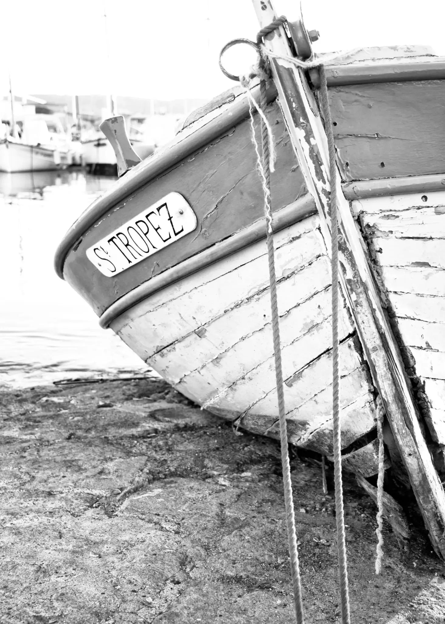 Schwarz-weiß Poster „Fischerboot“ Saint Tropez von Cosman-Photocollection, A4 Druck, mit weißem Rand, maritime Segelboot Szene
