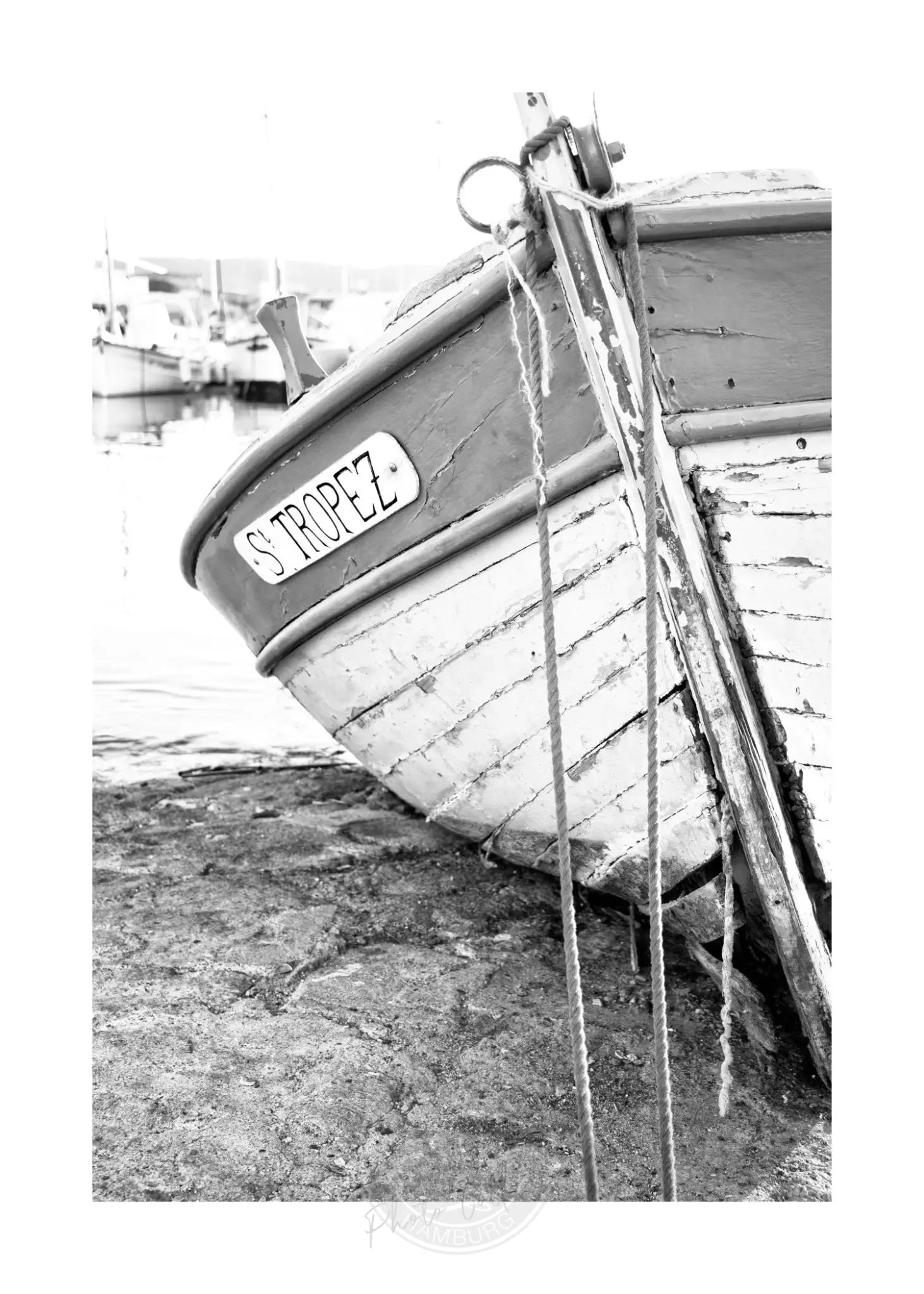 Schwarz-weiß Poster von einem Fischerboot in Saint Tropez, 21x29,7 cm, von Cosman-Photocollection.