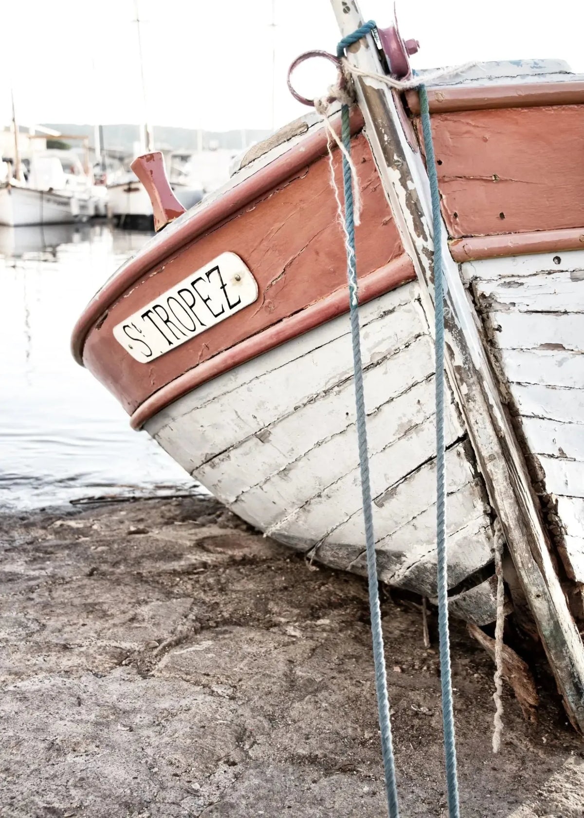 Schwarz-weiß Poster mit Fischerboot in Saint Tropez, 21x29,7 cm, von Cosman-Photocollection, mit weißem Rand.