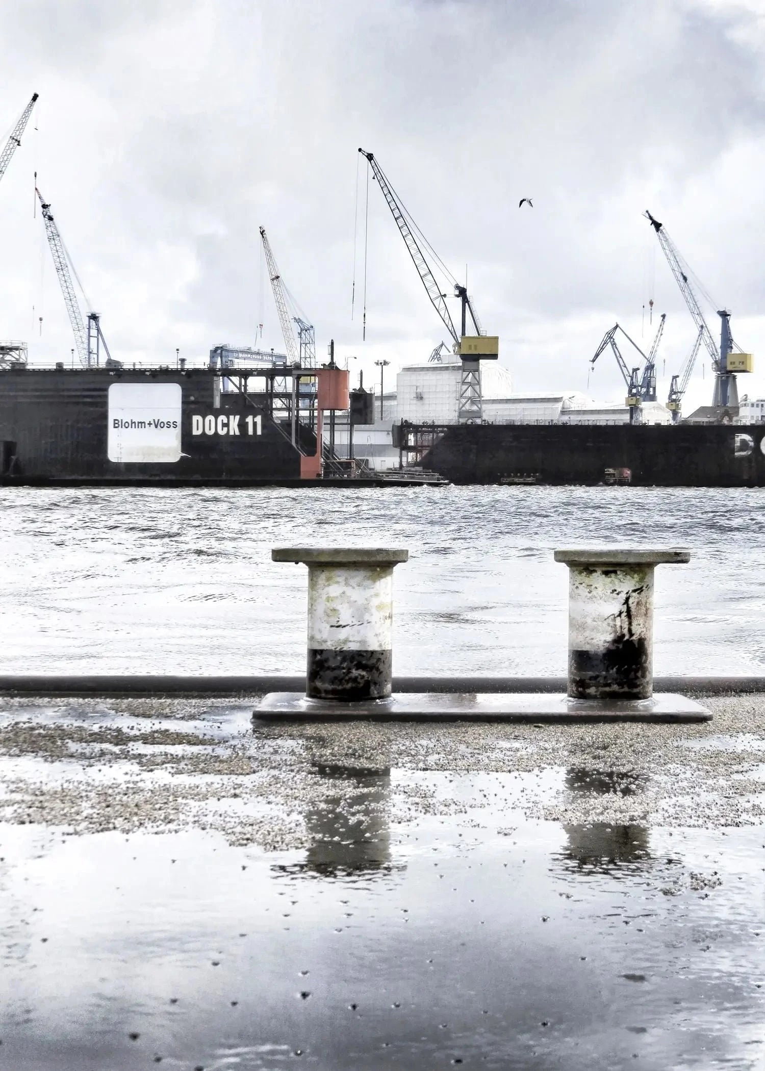 Schwarz-weiß Poster des Hamburger Hafens „Dock 11“ von Cosman-Photocollection, A4-Größe, mit weißem Rand.
