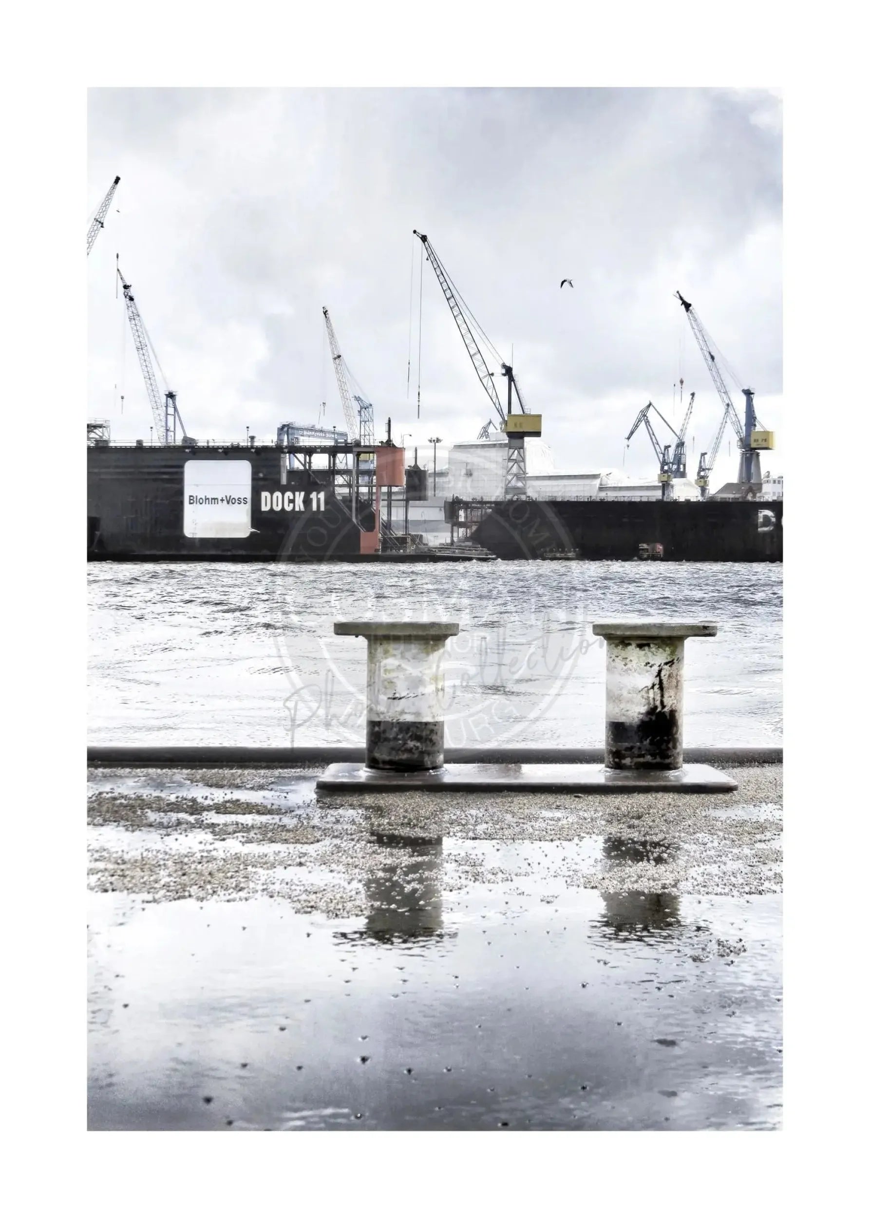Schwarzweiß-Poster des Hamburger Hafens "Dock 11" von Cosman-Photocollection, A4-Größe, mit weißem Rand und Hafenansicht.