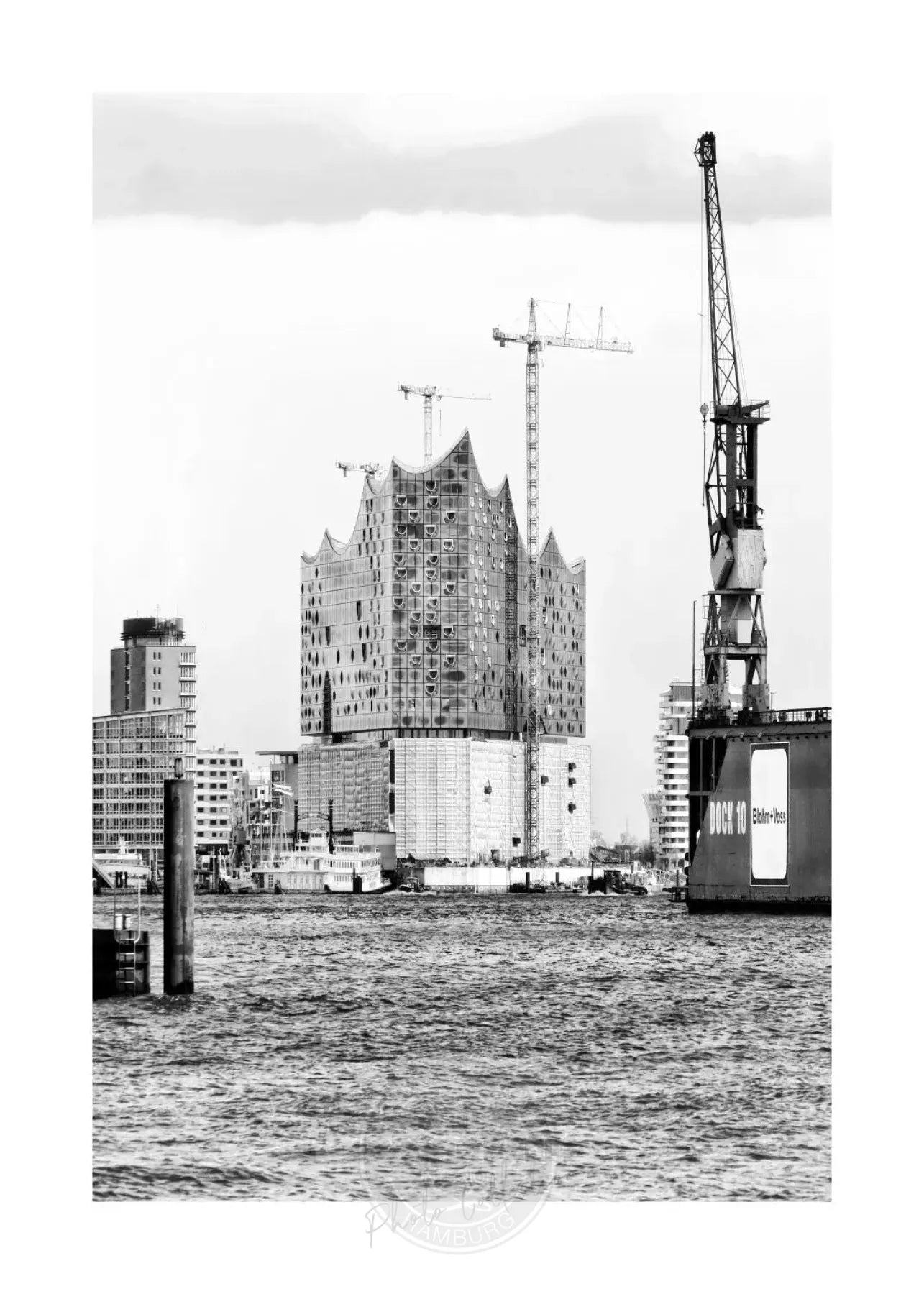 Schwarz-weiß Hamburg Hafen Poster mit Elphi Skyline, 21x29,7cm, von Cosman-Photocollection, A4 Druck, mit weißem Rand
