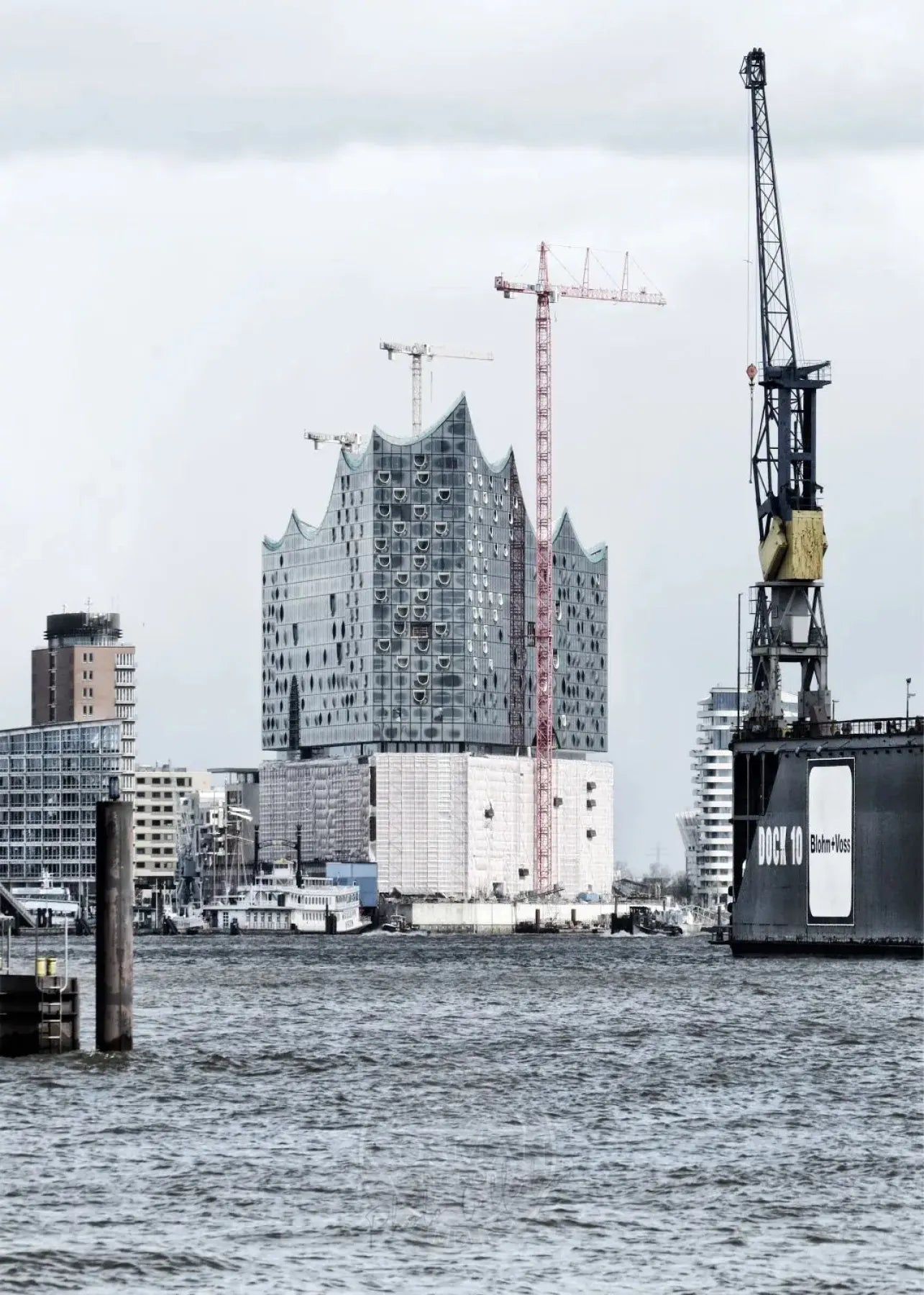 Schwarz-weiß Poster des Hamburger Hafens mit Elbphilharmonie, 21x29,7cm, von Cosman-Photocollection.