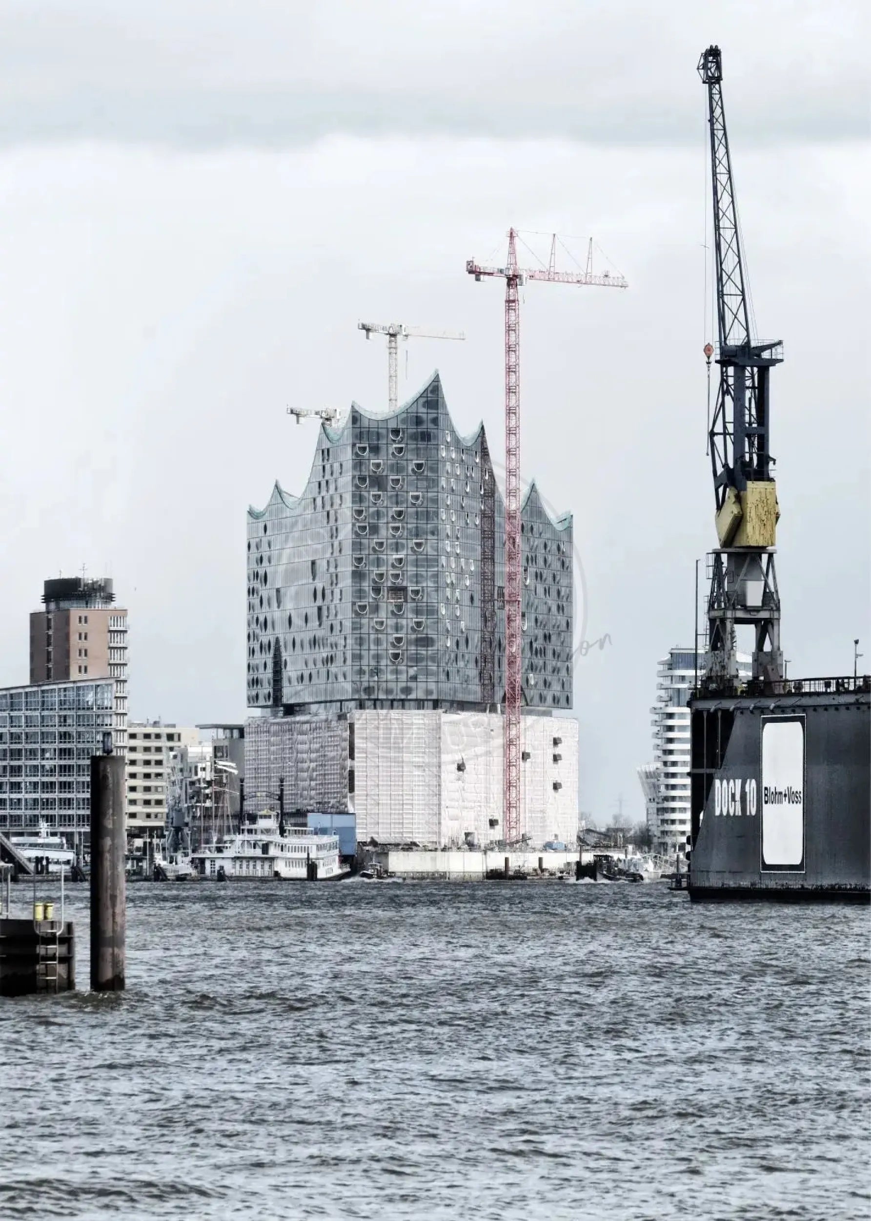 Schwarz-weiß Poster des Hamburger Hafens mit Elbphilharmonie, 21x29,7cm, von Cosman-Photocollection.