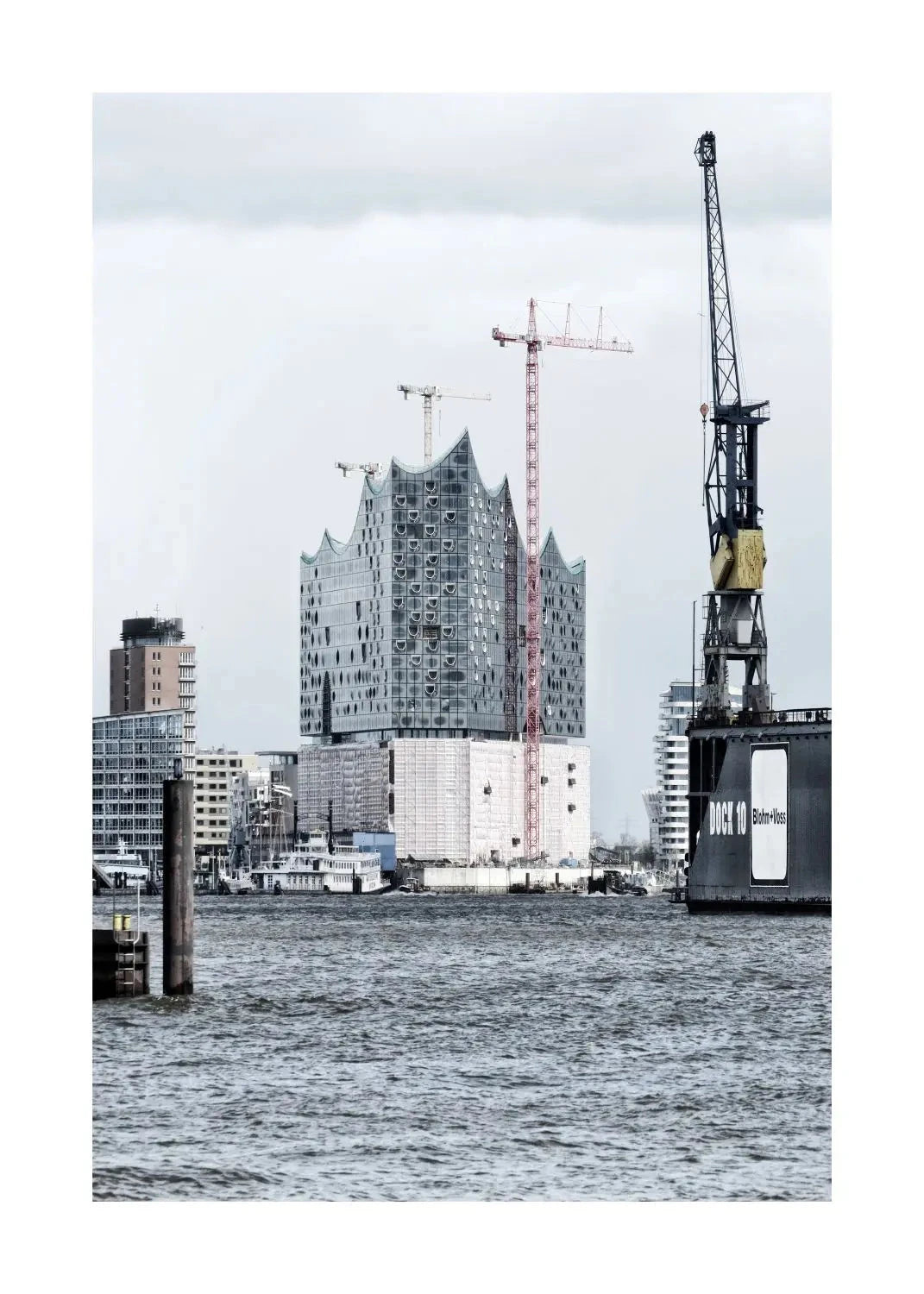 Schwarz-weiß Poster des Hamburger Hafens mit Elbphilharmonie, im A4-Format, von Cosman-Photocollection.